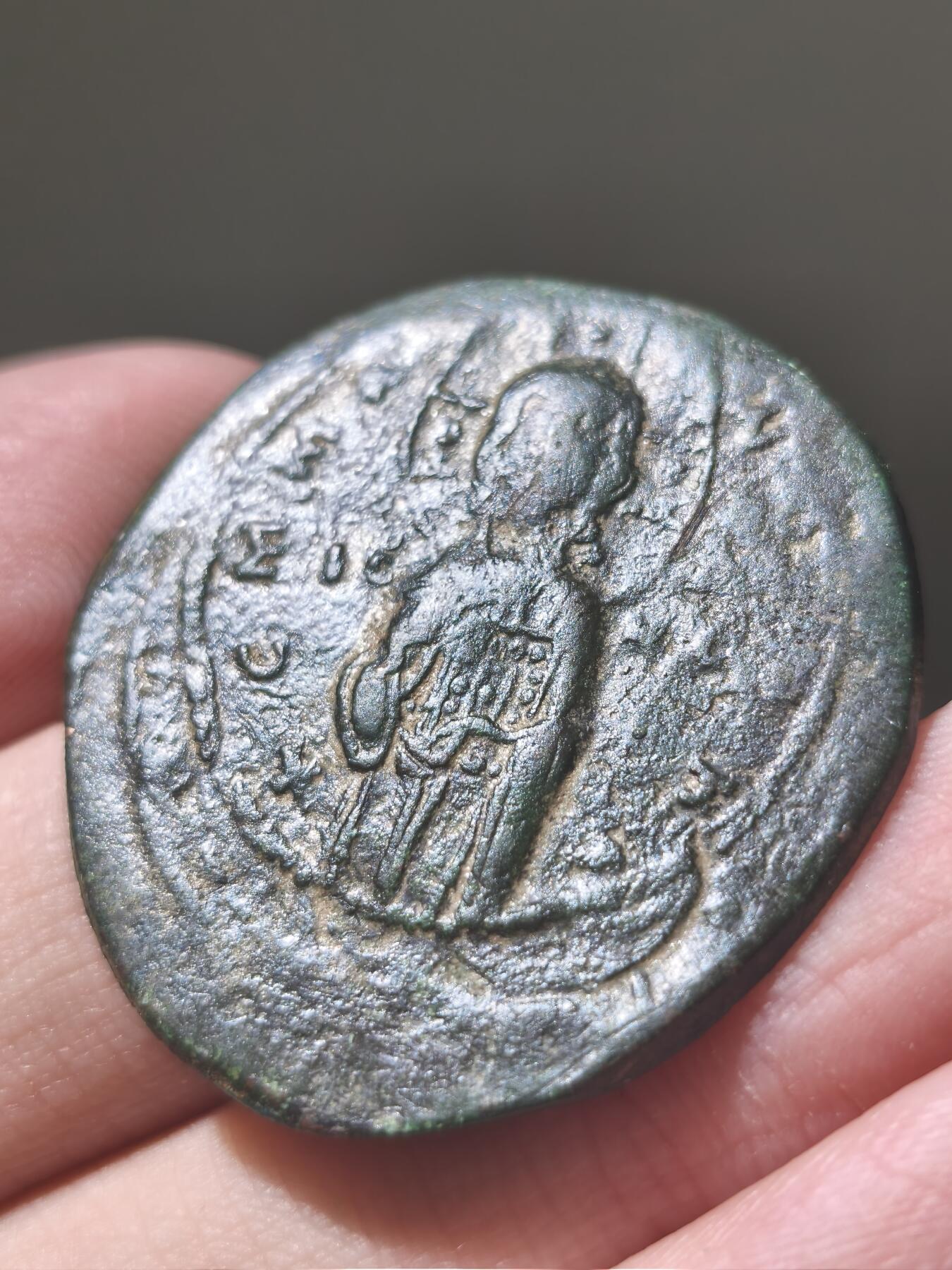 星盘世界钱币2026一月十日新年古典精品大拍 精彩纷呈 拜占庭帝国 公元1034-1041年 米哈伊尔四世 匿名富利大铜币9.26g，图案文字均清晰居中，打制很深，皮壳非常好，超级大，这一枚最大的地方达到34毫米