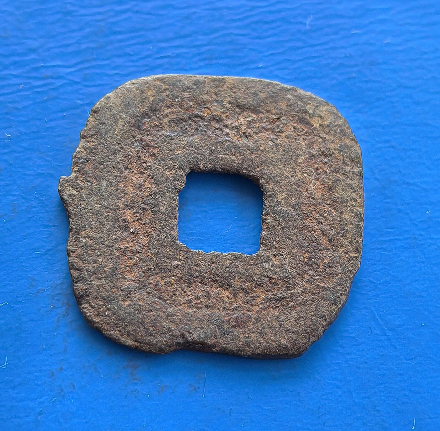 外国优质老铜币高银银币，周六九点倒数截拍，满百包邮，持续收拍 日本江户时代仙台藩铸 “仙台通宝”，方形方孔打破圆形常规，铁材质存世稀（易锈蚀）。见证幕藩经济与伊达氏统治，承载日本古币形制多元性。对研究藩政货币史关键，锈迹凝岁月痕迹，属小众收藏里解码江户脉络的珍稀标本 。