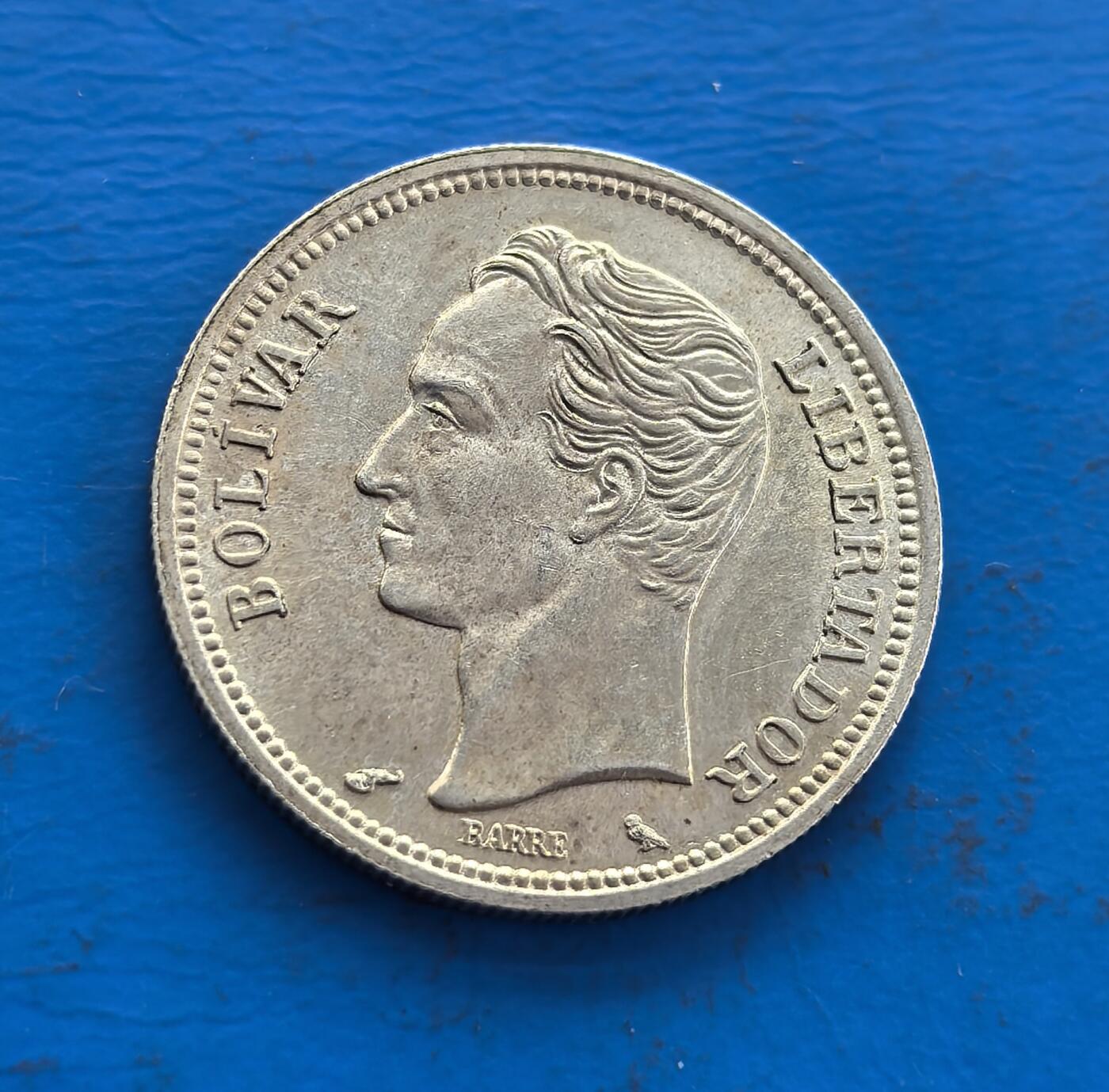 外国优质老铜币高银银币，周六九点倒数截拍，满百包邮，持续收拍 委内瑞拉1965 年银币，正面镌拉美独立英雄玻利瓦尔，背面饰国徽（骏马等元素），银质包浆凝岁月。承载南美解放史记忆，融英雄符号与国家象征，存世因地域小众更显独特，是解码拉美独立脉络、收藏异域币艺的珍贵标本 。