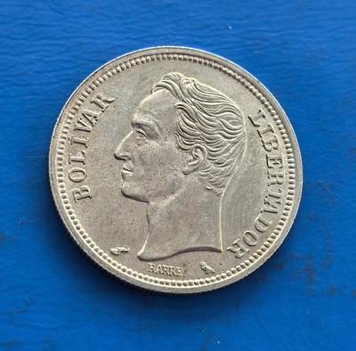 外国优质老铜币高银银币，周六九点倒数截拍，满百包邮，持续收拍 - 委内瑞拉1965 年银币，正面镌拉美独立英雄玻利瓦尔，背面饰国徽（骏马等元素），银质包浆凝岁月。承载南美解放史记忆，融英雄符号与国家象征，存世因地域小众更显独特，是解码拉美独立脉络、收藏异域币艺的珍贵标本 。