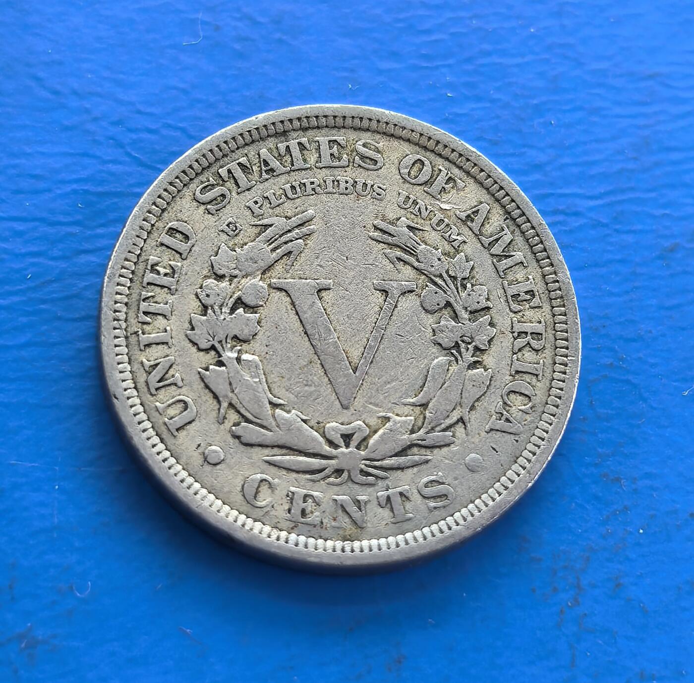 外国优质老铜币高银银币，周六九点倒数截拍，满百包邮，持续收拍 美国1910 年自由5 分镍币，属经典系列（1883 - 1913）。正面自由女神冠饰、星环环绕，背面花环围 “V” ，凝萃 19 世纪末美式美学。铜镍包浆载百年痕迹，见证工业化进程，虽非稀世，却是解码美国货币史、收藏入门的亲民标的，藏历史符号与设计意趣 。