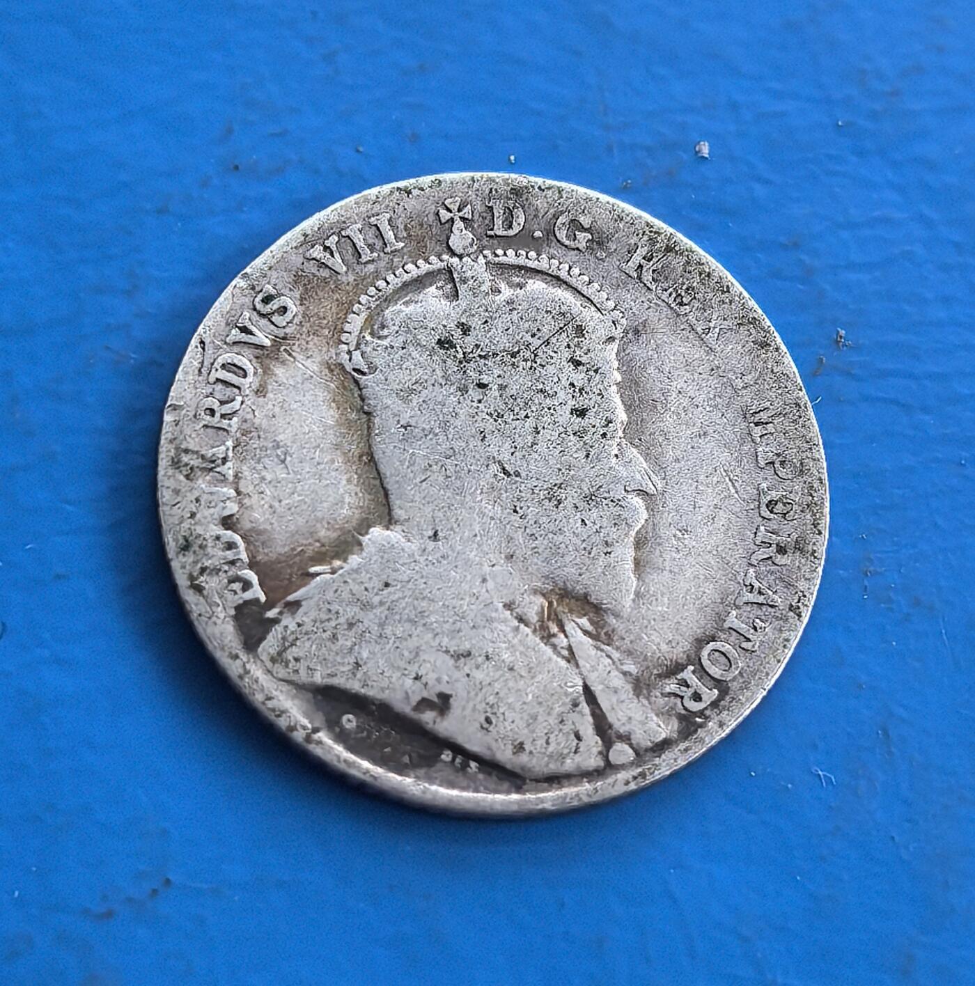 外国优质老铜币高银银币，周六九点倒数截拍，满百包邮，持续收拍 加拿大1910 年 10 分银币，正面为爱德华七世肖像，背面枫叶环绕皇冠，尽显英属殖民印记。含.925 银，历经百年包浆厚重。作为爱德华七世在位末期发行的殖民货币，见证加拿大早期货币史与英联邦渊源，是钱币收藏中触摸历史的独特标的 。