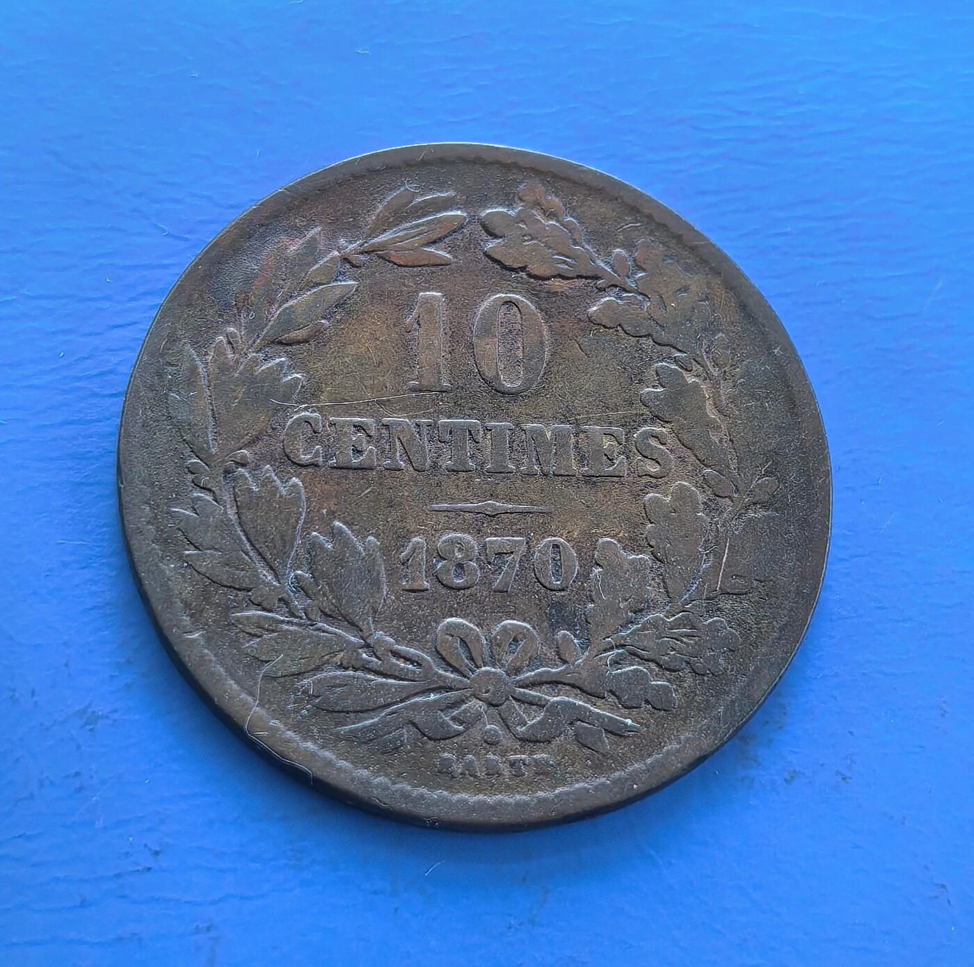 外国优质老铜币高银银币，周六九点倒数截拍，满百包邮，持续收拍 卢森堡大公国1870 年 10 生丁铜币，铸于威廉三世时期，恰逢普法战争前夜，见证欧陆地缘跌宕。正面花环（橄榄 + 橡树，喻和平与力量）环饰面值，背面纹章（雄狮、王冠）凝王权符号，承 19 世纪机制币精湛工艺。存世因岁月稀缺，是解码卢森堡早期历史、收藏欧陆小国货币韵味的独特标本 。