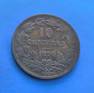 外国优质老铜币高银银币，周六九点倒数截拍，满百包邮，持续收拍 - 卢森堡大公国1870 年 10 生丁铜币，铸于威廉三世时期，恰逢普法战争前夜，见证欧陆地缘跌宕。正面花环（橄榄 + 橡树，喻和平与力量）环饰面值，背面纹章（雄狮、王冠）凝王权符号，承 19 世纪机制币精湛工艺。存世因岁月稀缺，是解码卢森堡早期历史、收藏欧陆小国货币韵味的独特标本 。