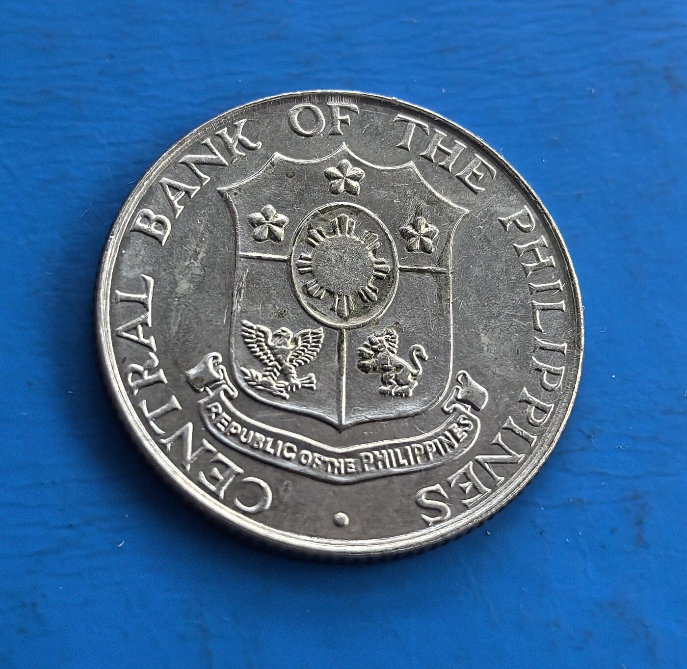 外国优质老铜币高银银币，周六九点倒数截拍，满百包邮，持续收拍 菲律宾1966 年25 分，正面劳作女性搭配火山意象，诠释自然与奋斗精神；背面央行徽章尽显地域标识。战后发行，见证菲独立发展脉络。银币包浆古朴，设计融合本土符号，属东南亚货币收藏稀缺标的，解码菲律宾历史文化，时代纪念与地域特色兼具 。