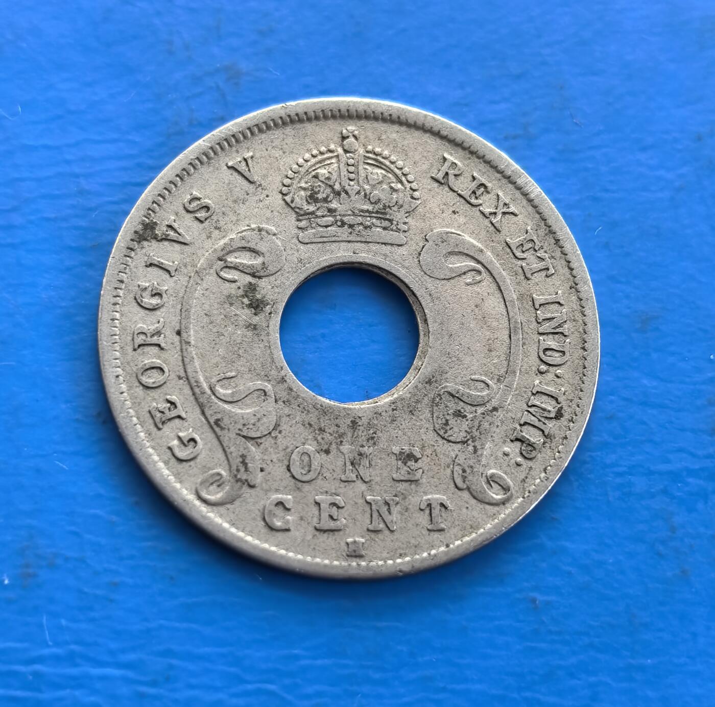 外国优质老铜币高银银币，周六九点倒数截拍，满百包邮，持续收拍 英属东非及乌干达保护地1911 年 1 分H版，中孔设计别致。正面镌殖民地名号，背面饰乔治五世王冠与王室铭文，承载英帝国殖民非洲的历史脉络。历经百年包浆厚重，属非洲早期殖民币稀缺品，解码东非过往，独特形制与殖民符号交融，为收藏拓展视野，历史厚重与设计意趣兼具 。