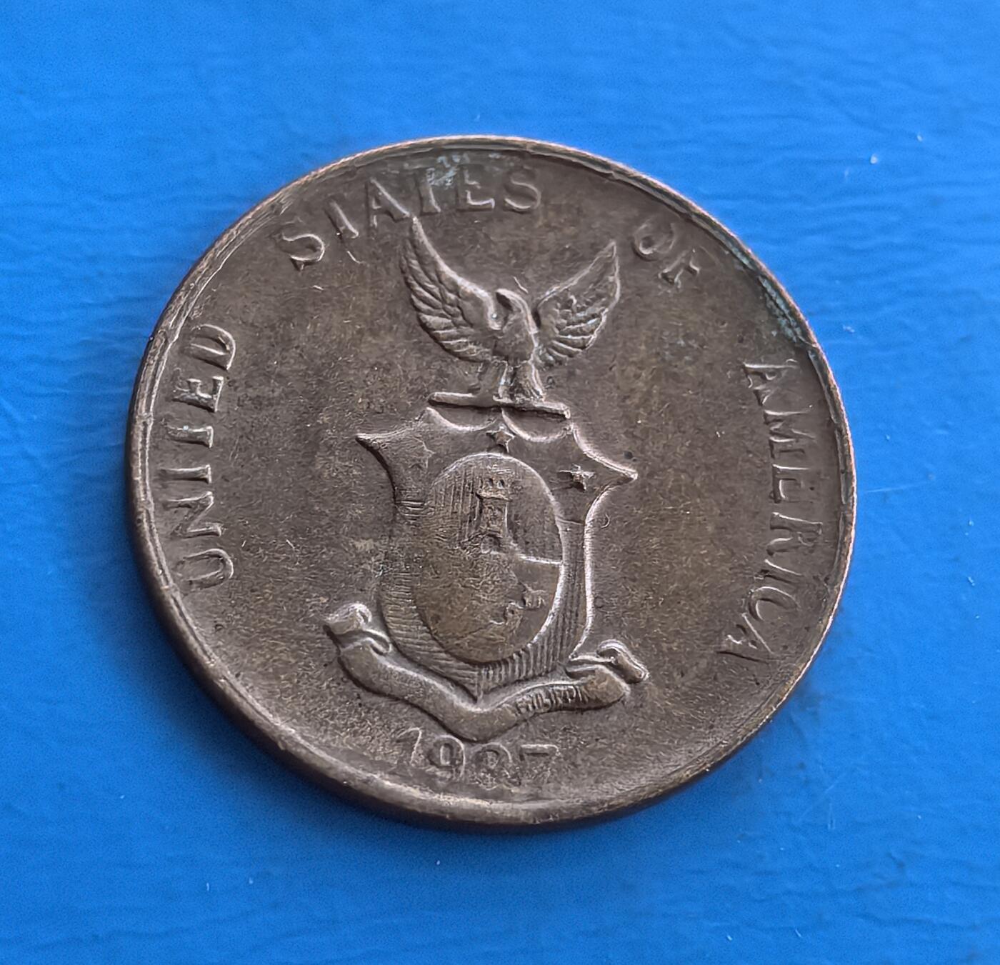 外国优质老铜币高银银币，周六九点倒数截拍，满百包邮，持续收拍 菲律宾1937 年壹分，属美属联邦时期流通币，马尼拉铸币厂铸造。正面劳动者与火山、背面美国国徽，融合菲美文化符号，见证殖民历史脉络。虽存世量逾千万，但承载近百年岁月，包浆自然，是解码美菲殖民关系、收藏殖民货币的入门标本，以独特设计与时代印记，彰显历史厚重与收藏意趣 。