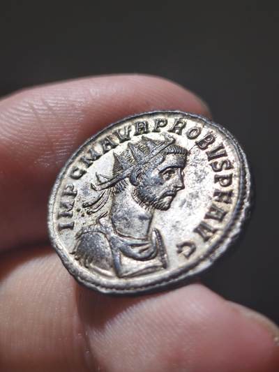 极美品！MS完全未流通！古罗马帝国洗银币 普罗布斯安东尼安努斯 背面罗马神殿，顶级美品，而且这一枚是很少见的类型，它的神殿是六柱神殿，而不是后期那种小小的窄窄的神殿，这一枚的类型在普罗布斯的神殿币里都算是比较不错的品种，而且有这样光度的银层，真的实属罕见了，欧拍至少2600-3000的品相