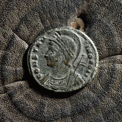 【良泉】第45期【直播场】1月15日晚19.30点开拍！ 208组，西方古代钱币、丝路古珠杂项专场 - 【藏家出品C】罗马帝国 公元334-335年 君士坦丁堡建城纪念币 ，2.41克