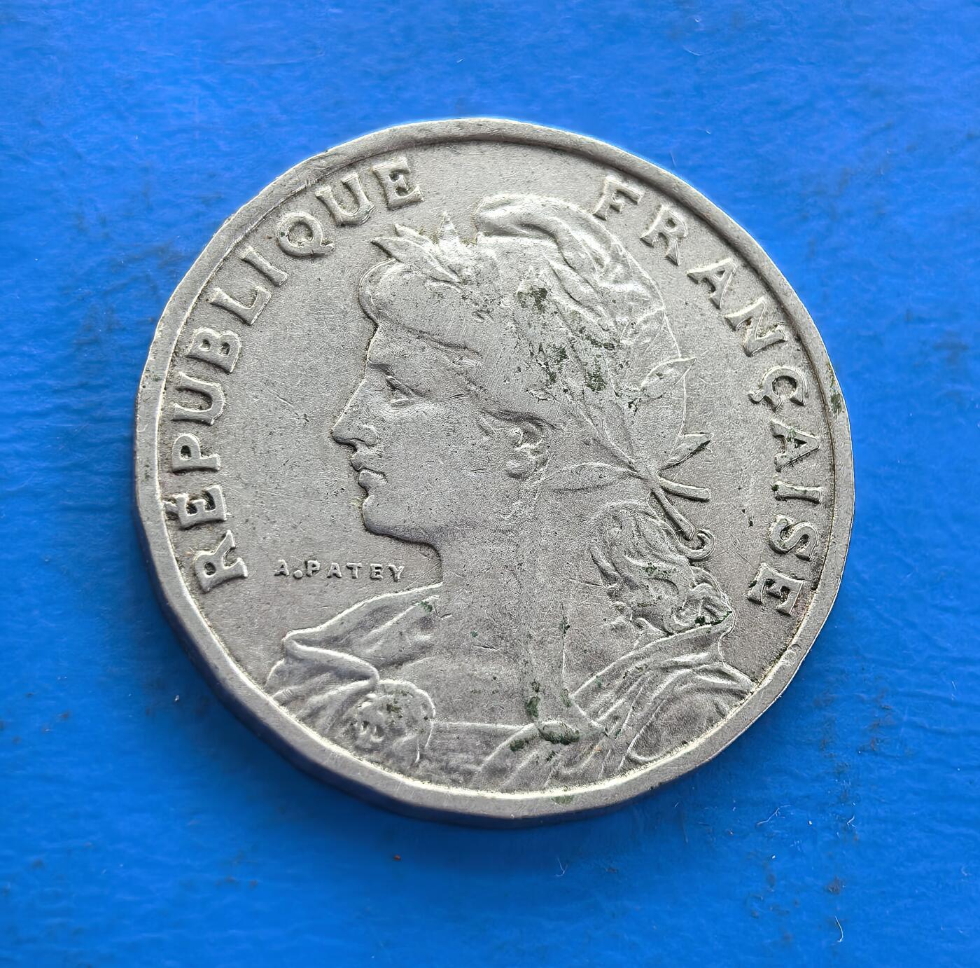 外国优质老铜币高银银币，周六九点倒数截拍，满百包邮，持续收拍 法国1904 年 25 分，属第三共和国时期。正面玛丽安娜凝萃共和精神，背面束棒（古罗马权威象征）配橡树枝，诠释自由与秩序。镍质包浆载百年痕迹，设计融合古典符号与法兰西理念，是解码欧洲共和文化、收藏思想载体的独特标的，历史厚重与象征意趣兼具 。