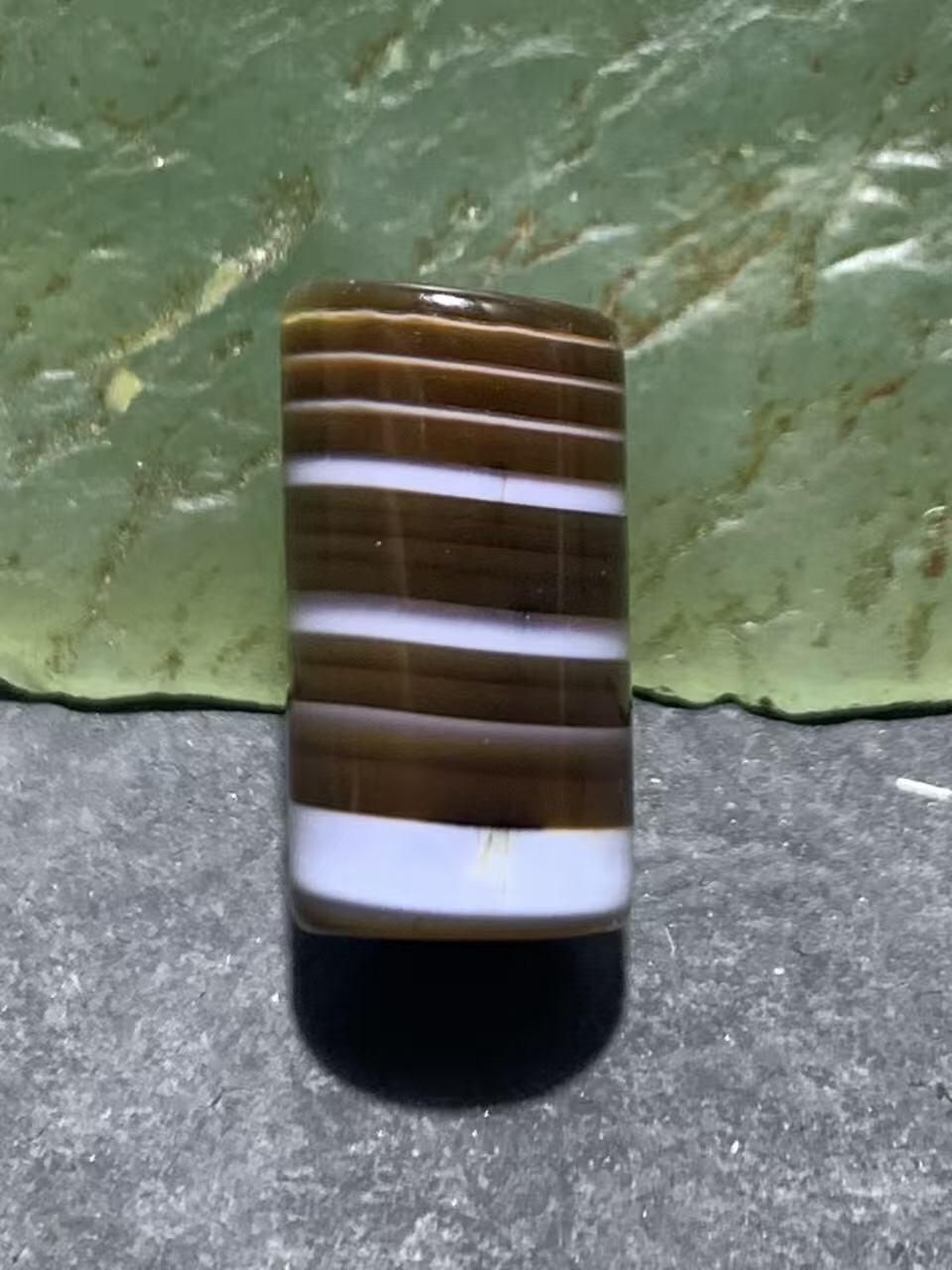 药师玛瑙直桶随形桶珠一颗，