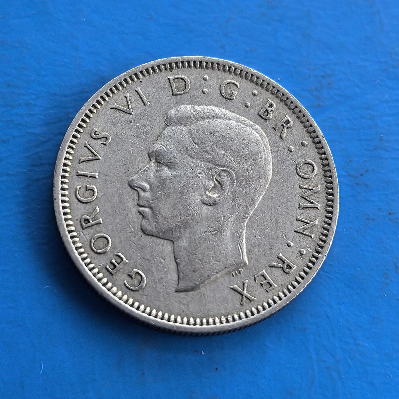 外国优质老铜币高银银币，周六九点倒数截拍，满百包邮，持续收拍 英国1947 年1先令，正值英帝国殖民体系瓦解前夜（印度同年独立），背面 “IND・IMP”（印度皇帝）是殖民符号的最后印记。正面乔治六世像，背面雄狮踞皇冠，皇家纹章经典。铜镍包浆古朴，承载帝国兴衰脉络，是解码殖民时代终结的收藏标的，历史厚重与设计美感兼具 。