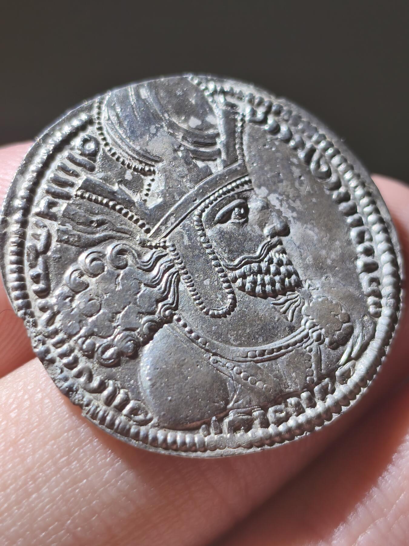 星盘世界钱币2026一月十日新年古典精品大拍 精彩纷呈 典藏极美品！波斯萨珊 - 沙普尔一世1德拉克马银币 公元240–272年，非常著名的君主，个人认为这个头像非常帅气了，有一种非凡的气势