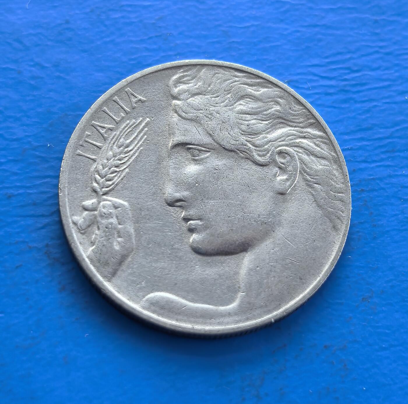 外国优质老铜币高银银币，周六九点倒数截拍，满百包邮，持续收拍 意大利1913 年 20 分，铸于王国时期。正面和平女神持橄榄枝，背面胜利女神翱翔，雕刻细腻，融古典神话与艺术。包浆温润，见证战前意大利文化脉络，存世渐稀。属欧洲艺术币标本，解码意式美学与历史，收藏兼具艺术张力与时代厚重 。