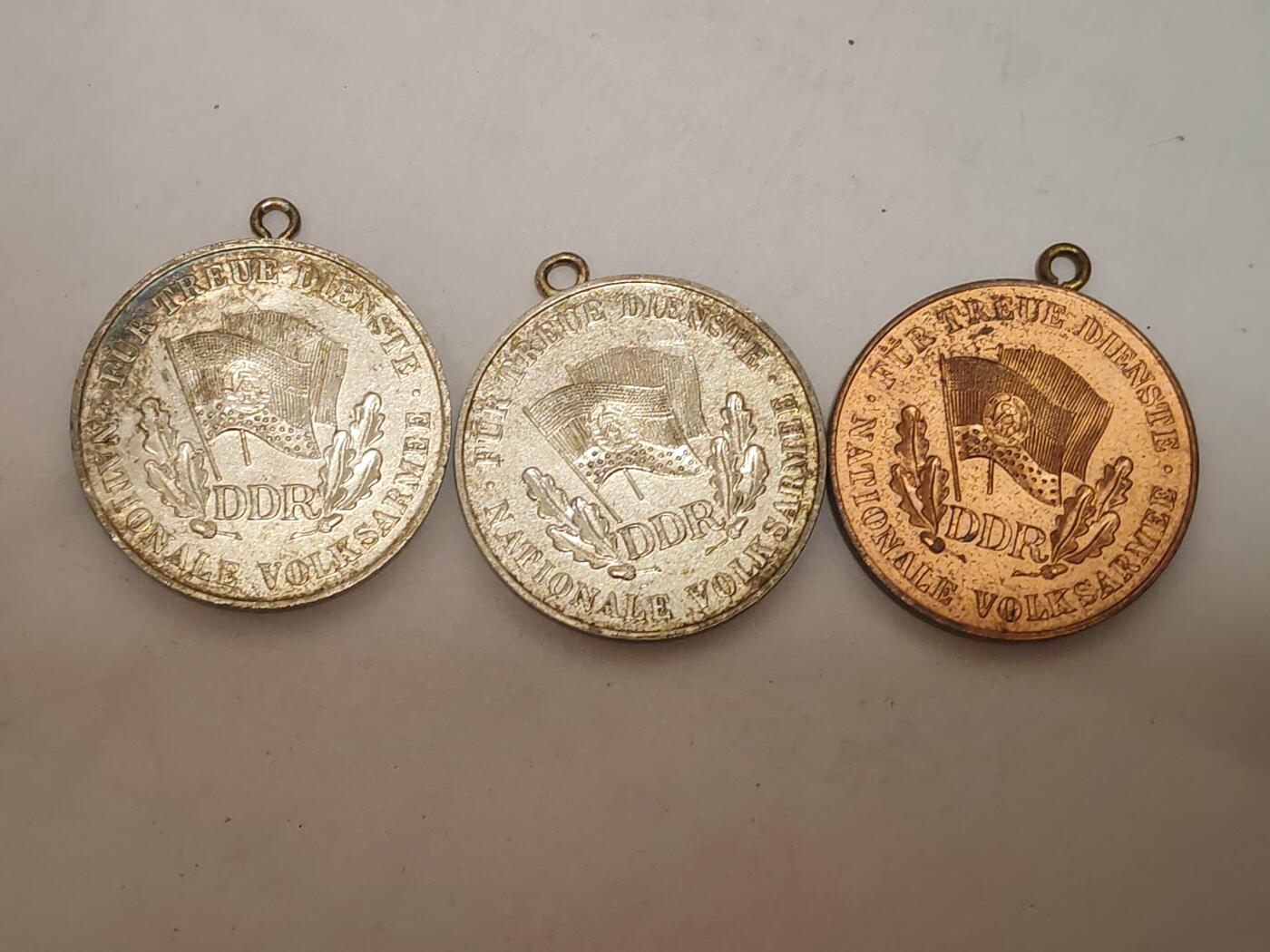 韵星假日拍卖第三十四期 -- Rimey Holidays Auction 34 民主德国奖章一组-银级国家人民军奖章两枚，铜级一枚