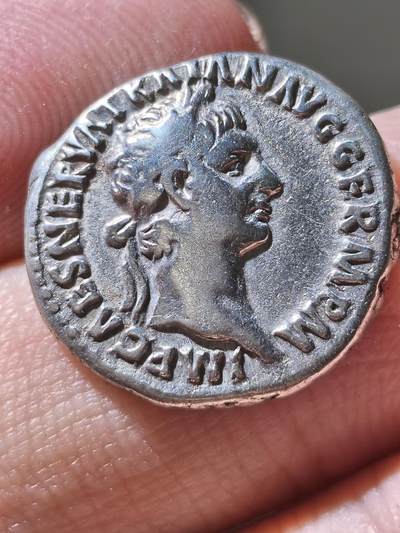 早期精品！ 罗马帝国 公元98-99年 图拉真继位时 第纳尔银币，这种银币的类型仅占图拉真发行很小一部分，非常少见这一枚品相很不错，文字齐全，图案居中，不可多得的美品