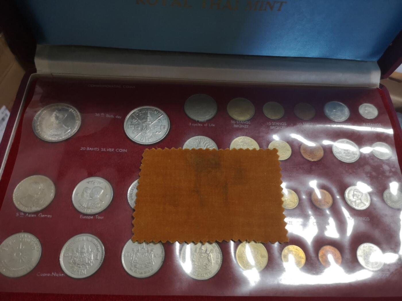 长老汇蛇年精选第九十场拍卖 泰国皇家造币厂礼品币红盒32枚，含两枚拉玛九世大银币，共40克750银