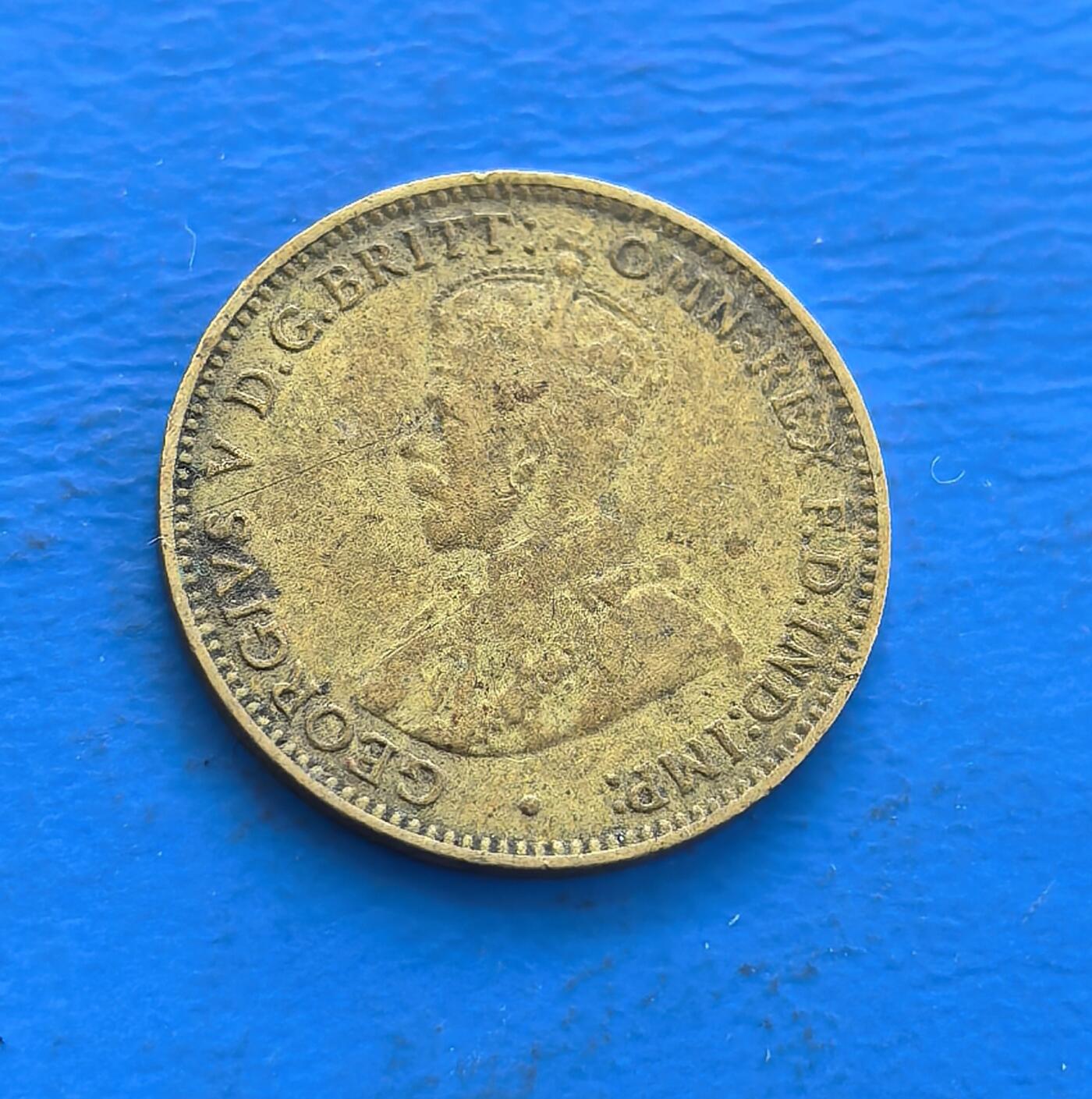 外国优质老铜币高银银币，周六九点倒数截拍，满百包邮，持续收拍 英属西非1925 年 3 便士铜币，铸于乔治五世时期，见证大英帝国非洲殖民史。正面国王像彰帝国权威，背面花环围面值，融殖民符号与工艺。铜币包浆载百年痕迹，非洲殖民币因地域分散存世渐稀 。属英属非洲币标本，解码西非殖民脉络，藏帝国与地域文化交织意趣，小众收藏珍贵标的 。