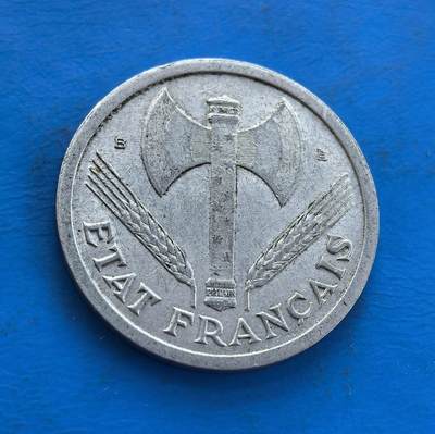 外国优质老铜币高银银币，周六九点倒数截拍，满百包邮，持续收拍 - 维希法国1944 年 2 法郎B版，诞生于二战法国被占期。正面斧与麦穗、背面 “工作・家庭・祖国”，凝萃维希政权符号。镍质包浆载战时痕，属特殊政权货币标本。解码法国二战分裂史，小众却藏时代矛盾，是研究战时政治、拓展收藏视野的独特标的，历史厚重与符号意趣交融 。