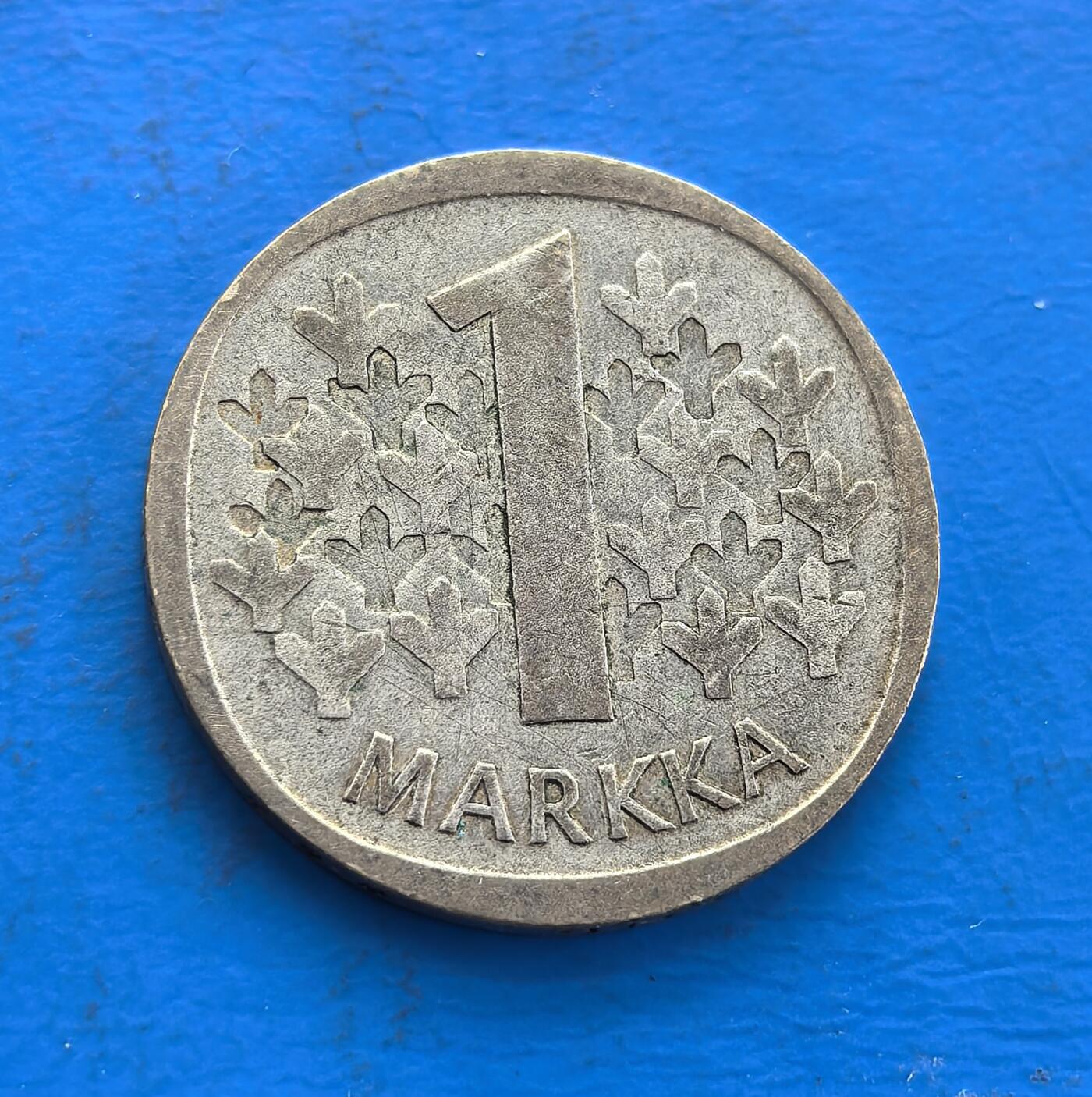 外国优质老铜币高银银币，周六九点倒数截拍，满百包邮，持续收拍 芬兰 1965 年1 马克银币，正面持剑雄狮国徽（芬兰精神图腾），背面植物纹衬 “1 MARKKA”，银质包浆显北欧极简美学。见证战后芬兰主权脉络，国徽凝独立记忆，存世因流通渐稀。北欧小众币，藏国家身份符号与 60 年代货币艺术，解码异域共和史的独特标本 。
