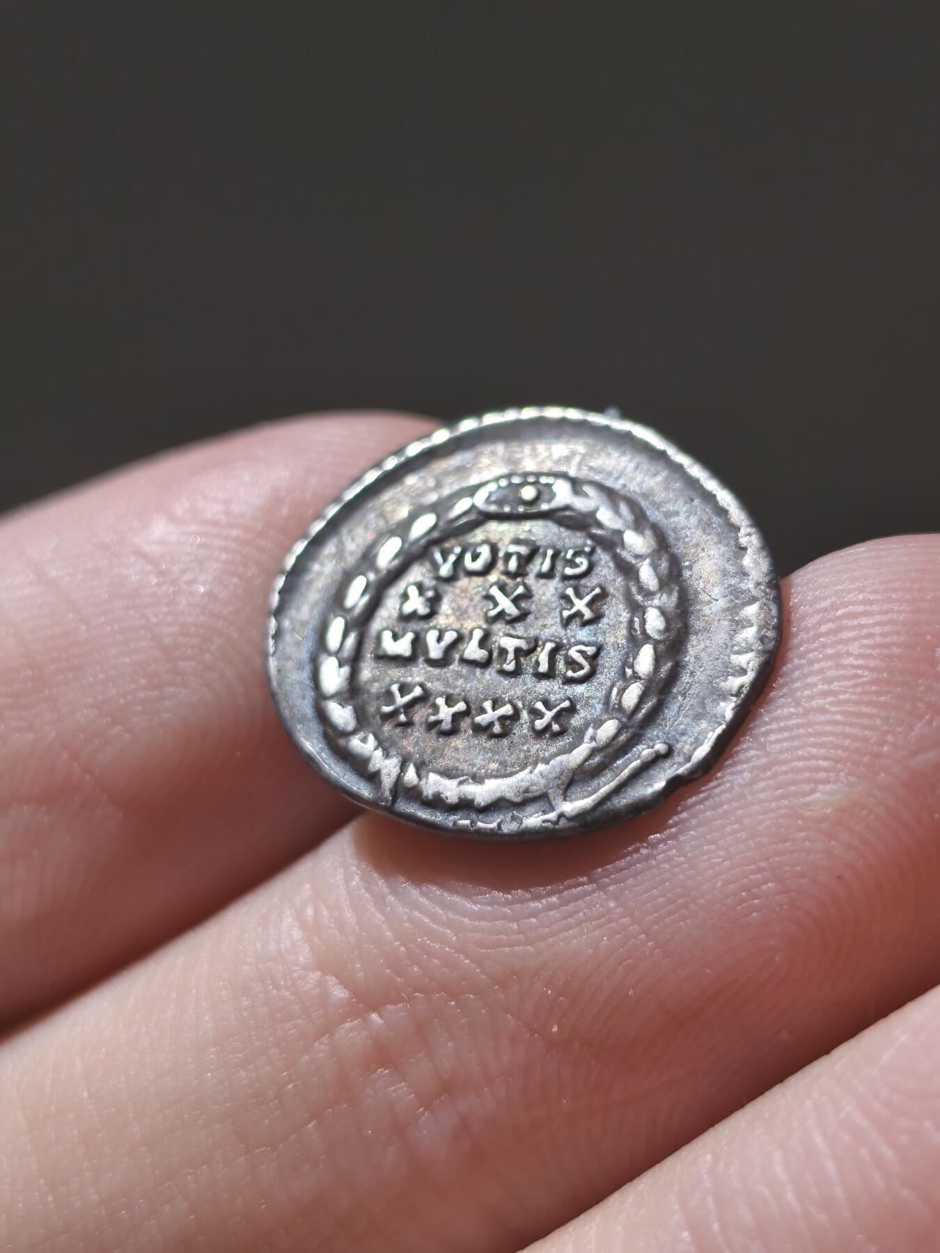 星盘世界钱币2026一月十日新年古典精品大拍 精彩纷呈 典藏美品！古罗马帝国君士坦丁王朝君士坦提乌斯二世西利克银币337-361AC，币面铭文清晰，罕见无裂，像这种罗马西力克的铸造量非常少，而且能从中挑取好品，那更是相当不易了