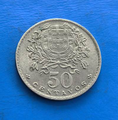 外国优质老铜币高银银币，周六九点倒数截拍，满百包邮，持续收拍 - 葡萄牙1961 年50 分，铸于第二共和国末期、殖民体系动摇时。正面自由女神桂冠加身（共和符号），背面国徽环饰繁花，包浆温润。见证葡政权迭代与殖民末章，设计融艺术与历史隐喻，存世因岁月渐稀，是解码南欧近代脉络、收藏共和意象的独特标的 。
