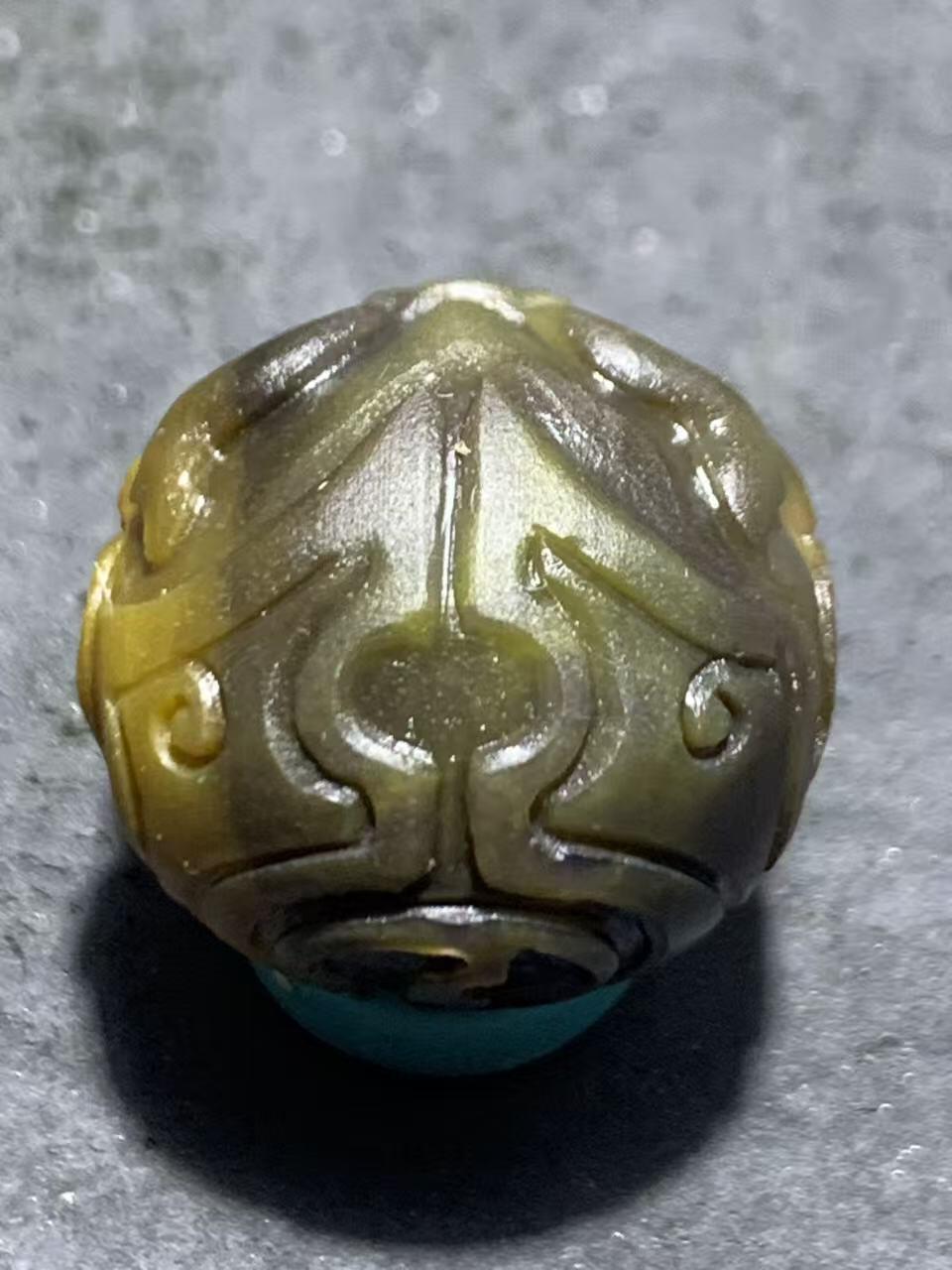 精美亚光冻料战国红玛瑙手工雕刻瑞兽圆珠一颗！