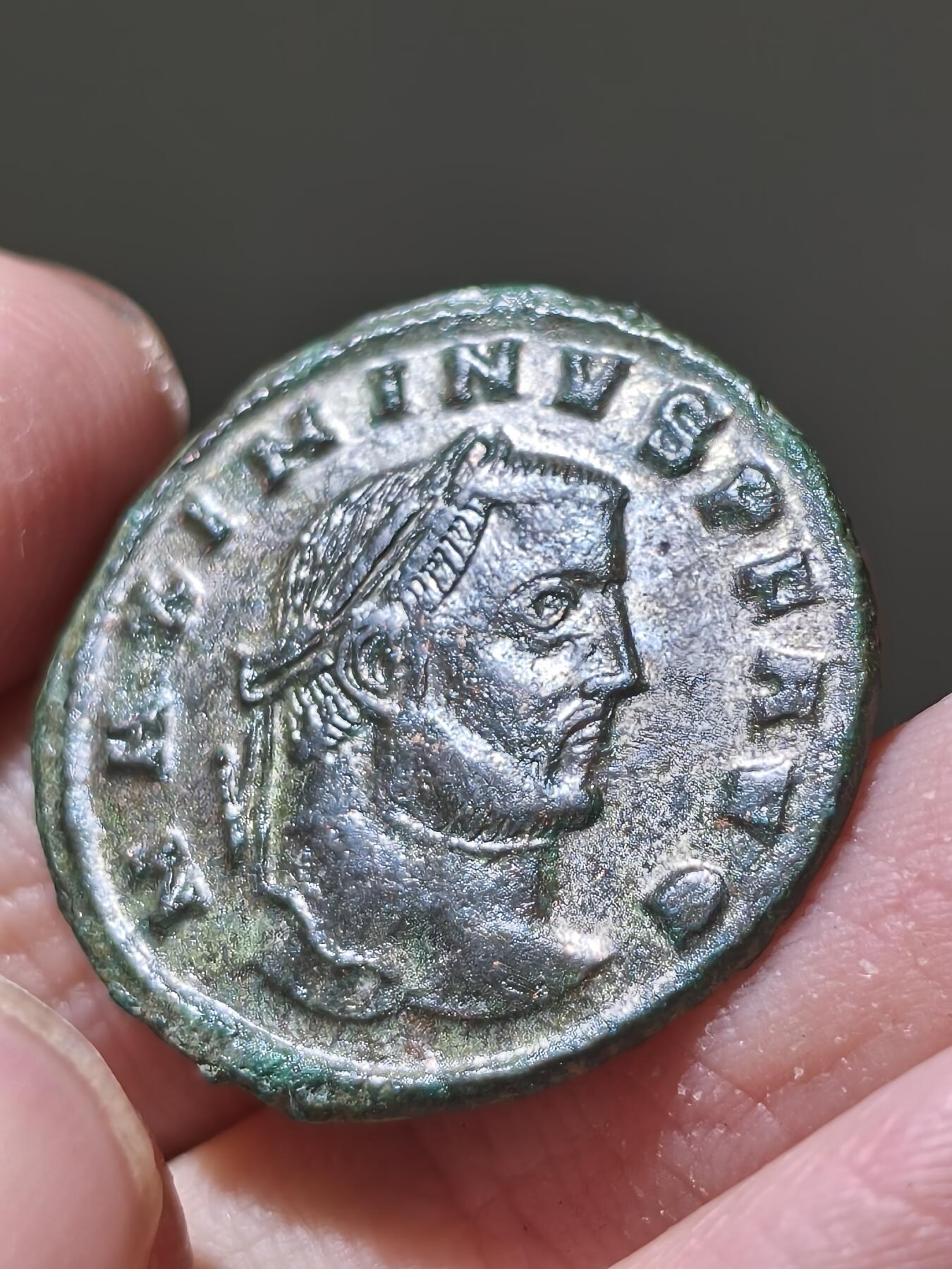 星盘世界钱币2026一月十日新年古典精品大拍 精彩纷呈 极美品！ 罗马帝国 公元312年 马克西米努斯二世 大富利铜币，这枚枚银层保留的还算不错，带有淡淡的薄锈，非常漂亮的状态，这一版头像比较有意思，喜欢的朋友可以去凑一套马克西米努斯二世的头像