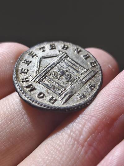 极美品！MS完全未流通！古罗马帝国洗银币 普罗布斯安东尼安努斯 背面罗马神殿，顶级美品，而且这一枚是很少见的类型，它的神殿是六柱神殿，而不是后期那种小小的窄窄的神殿，这一枚的类型在普罗布斯的神殿币里都算是比较不错的品种，而且有这样光度的银层，真的实属罕见了，欧拍至少2600-3000的品相