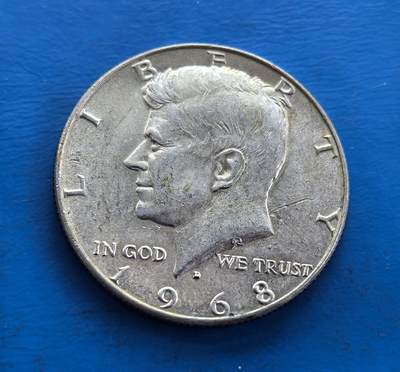 外国优质老铜币高银银币，周六九点倒数截拍，满百包邮，持续收拍 - 肯尼迪1968 年半元银币，为纪念遇刺总统发行，属早期银质版（后改铜镍合金）。正面肯尼迪肖像、背面国徽，凝萃 60 年代美国社会记忆。银币材质因时代更迭更显珍稀，承载历史厚重与币艺价值，是美国纪念币收藏标志，解码美式文化与时代脉络的独特载体 。