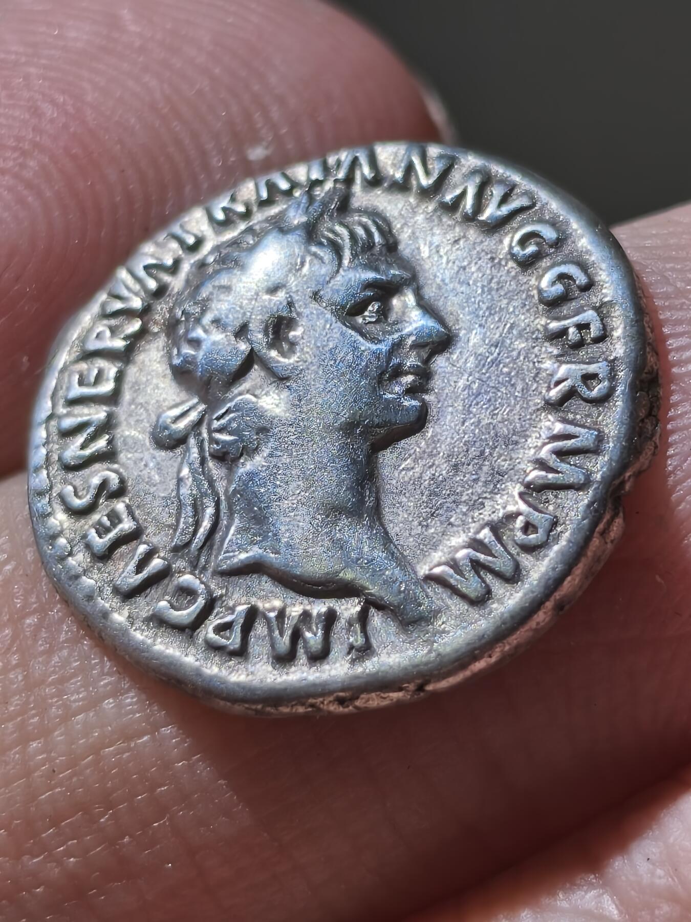 星盘世界钱币2026一月十日新年古典精品大拍 精彩纷呈 早期精品！ 罗马帝国 公元98-99年 图拉真继位时 第纳尔银币，这种银币的类型仅占图拉真发行很小一部分，非常少见这一枚品相很不错，文字齐全，图案居中，不可多得的美品