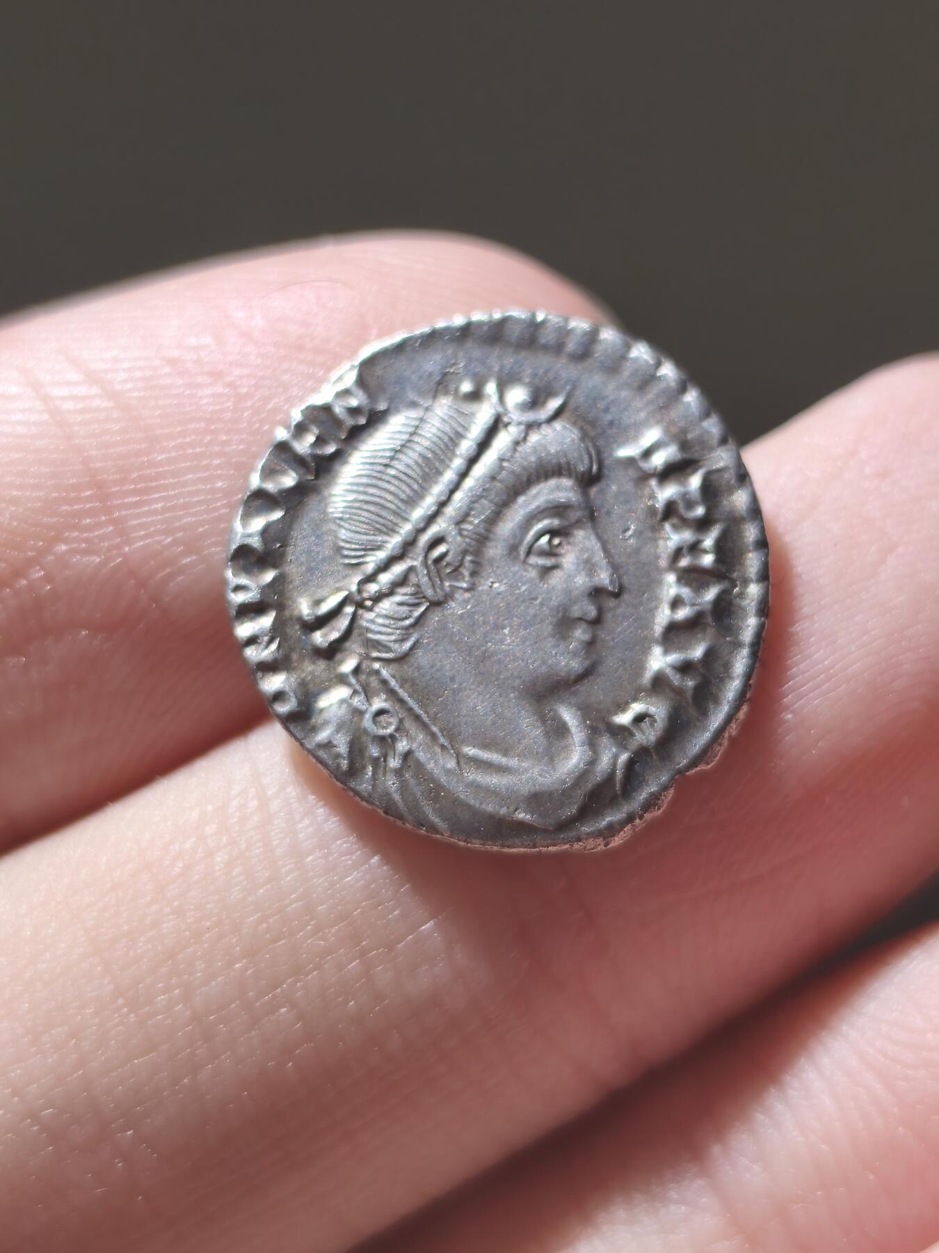 星盘世界钱币2026一月十日新年古典精品大拍 精彩纷呈 典藏美品！古罗马帝国瓦伦蒂尼安王朝瓦伦斯西利科银币328-378AC，币面铭文清晰，非常少见的品种，表面细腻丝滑，光度还不错