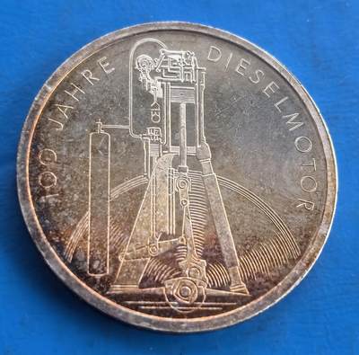 外国优质老铜币高银银币，周六九点倒数截拍，满百包邮，持续收拍 - 德国1997 年柴油机发明百周年10 马克银币。15.5克纯银价165元正面饰联邦鹰徽，背面精准复刻柴油发动机结构，铭刻工业科技里程碑。德国精湛造币工艺加持，币面融合机械美学与历史厚重，是科技史与钱币收藏的跨界珍品，见证工业文明进程 。