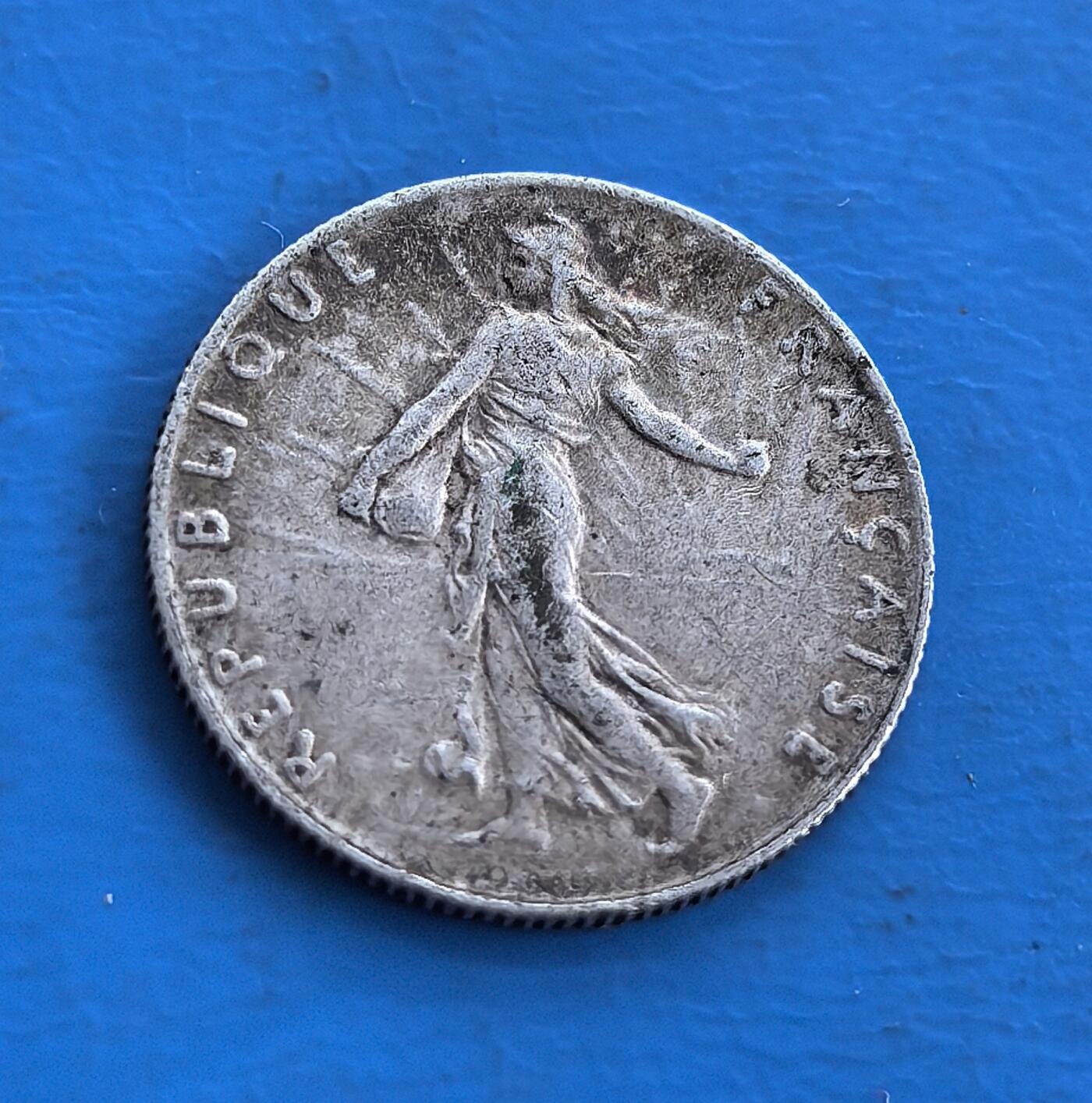 外国优质老铜币高银银币，周六九点倒数截拍，满百包邮，持续收拍 法国 1917 年50 生丁银币，正面 “播种女神” 象征共和，背面橄榄枝环刻 “自由、平等、博爱”，银质铸于于一战烽火。承载法兰西精神与战争记忆，设计经典，见证共和脉络，是研究一战货币、法式价值观的实物标本，藏时代厚重与金属温润，为小众收藏添历史温度 。