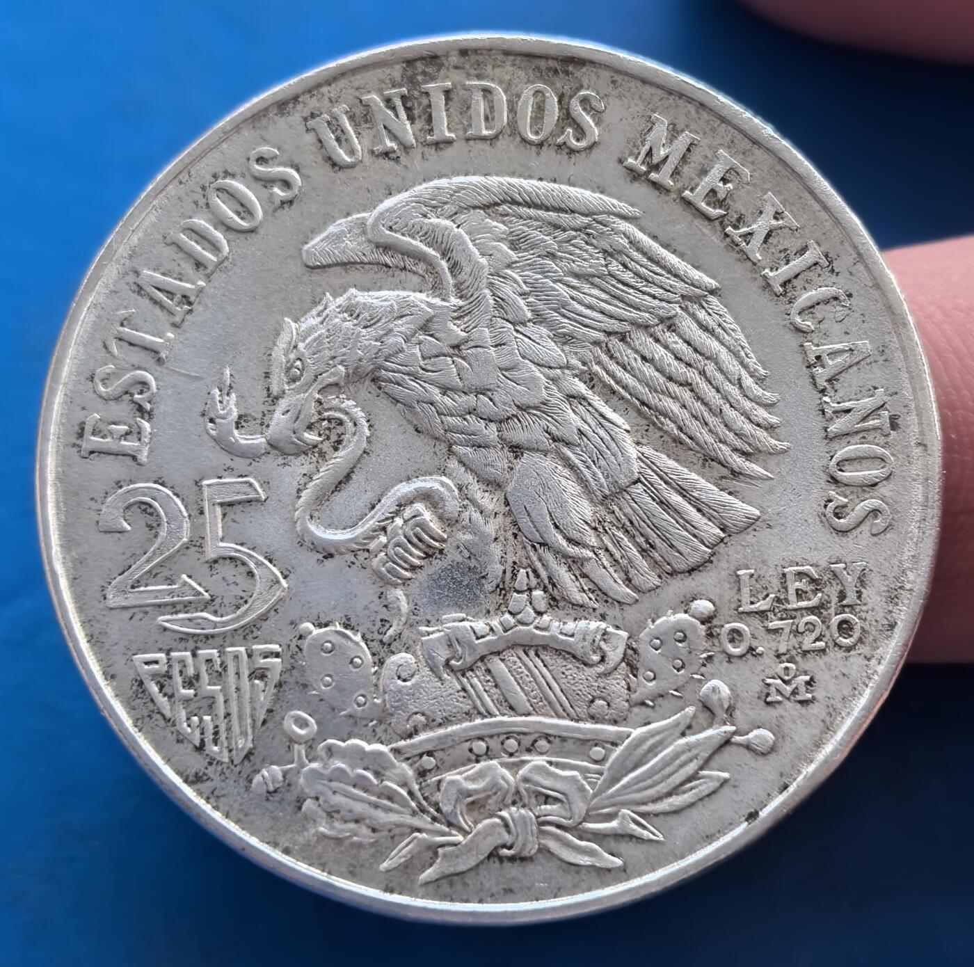 外国优质老铜币高银银币，周六九点倒数截拍，满百包邮，持续收拍 墨西哥1968 年奥运 25 比索银币。正面阿兹特克舞者配奥运五环，背面经典鹰蛇国徽，融合古文明与奥运精神。含银 0.720 ，币面刻画细腻，承载墨西哥文化底蕴，是奥运纪念币中展现美洲古文明的独特藏品，历史与艺术价值兼具