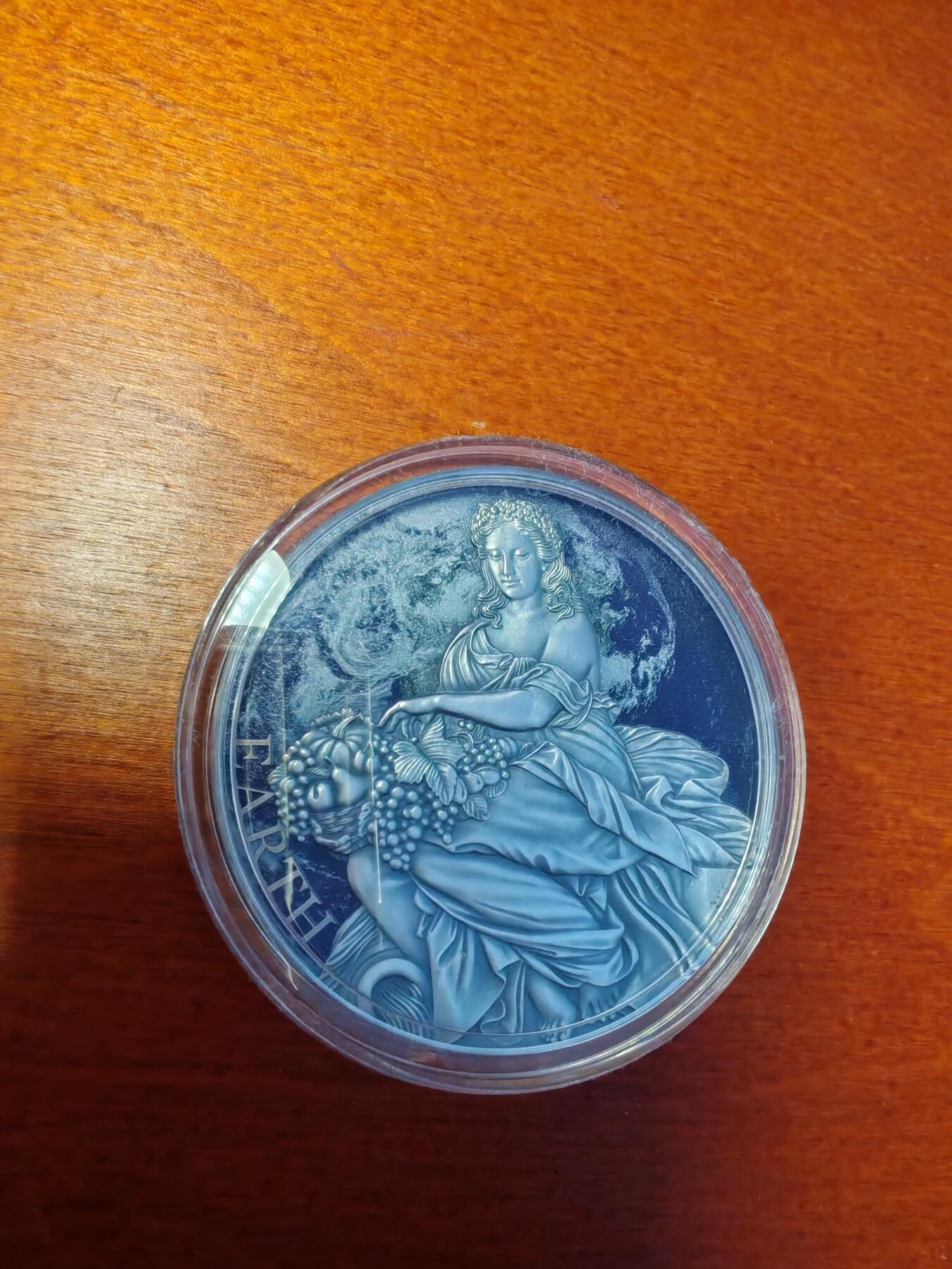 长老汇蛇年精选第九十场拍卖 2022喀麦隆太阳系之地球女神2000法郎2盎司高浮雕仿古彩色银币，数码打印技术，999银，500枚，盒证全