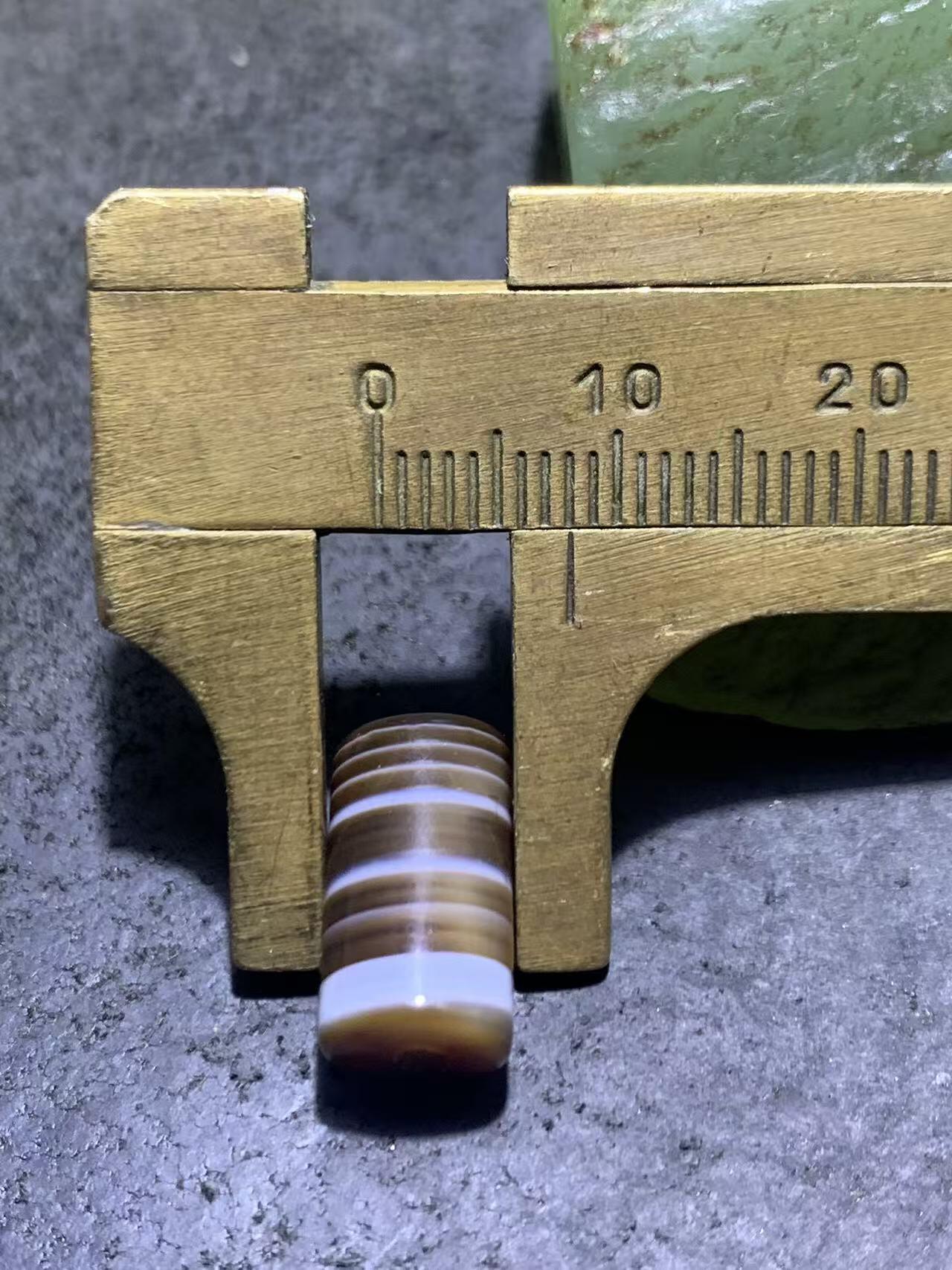 药师玛瑙直桶随形桶珠一颗，