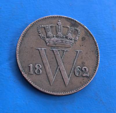 外国优质老铜币高银银币，周六九点倒数截拍，满百包邮，持续收拍 - 荷兰1862 年威廉三世 1 分铜币，正面皇冠与 “W” 彰显王室，背面持剑雄狮国徽经典。见证威廉三世统治期，铜质包浆藏岁月痕，属荷兰早期流通币。承载尼德兰君主制与经济脉络，填补欧洲小国币藏缺口，为研究 19 世纪荷兰历史的实物标本，小众收藏添地域厚重 。
