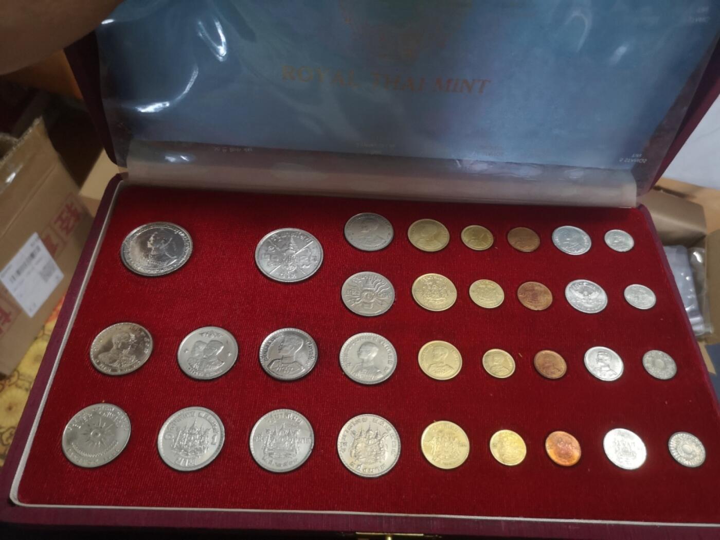 长老汇蛇年精选第九十场拍卖 泰国皇家造币厂礼品币红盒32枚，含两枚拉玛九世大银币，共40克750银