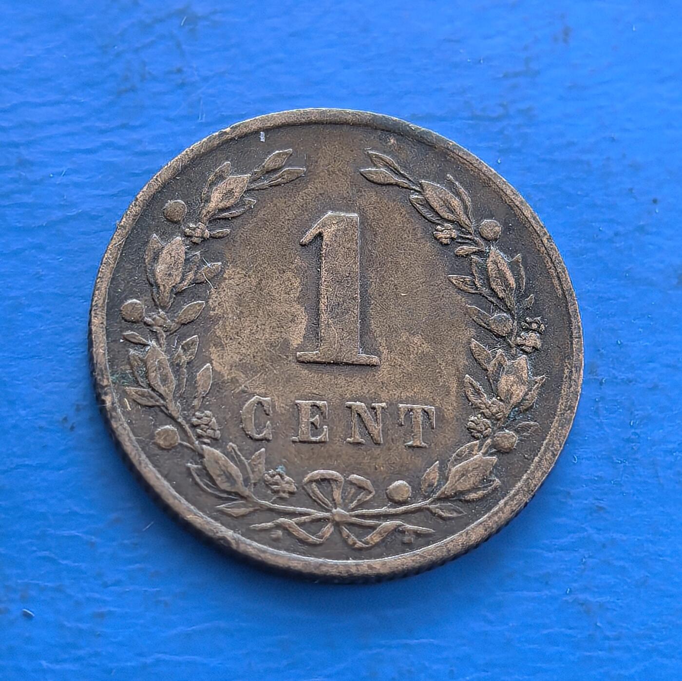 外国优质老铜币高银银币，周六九点倒数截拍，满百包邮，持续收拍 荷兰1878 年1 分铜币，铸于威廉三世统治期，见证王国近代历程。正面雄狮国徽（持剑握箭袋，凝武力与商贸符号），背面花环围 “1 CENT”，青铜包浆载百年痕迹。属殖民流通币标本，设计融王权元素，存世渐稀，是解码荷兰历史、欧币收藏入门的独特标的 。