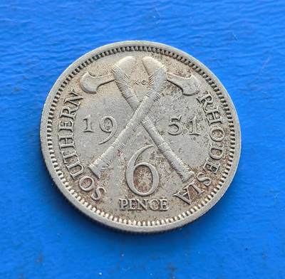 外国优质老铜币高银银币，周六九点倒数截拍，满百包邮，持续收拍 - 英属南罗德西亚 1951 年6 便士，铸于乔治六世时期，见证非洲殖民史。背面交叉短柄斧显地域符号，正面国王像凝帝国威严。银质包浆载岁月痕迹，存世因殖民变迁渐稀 。属英属非洲币标本，解码南部非洲殖民脉络，藏帝国与地域意趣，小众收藏独特标的 。