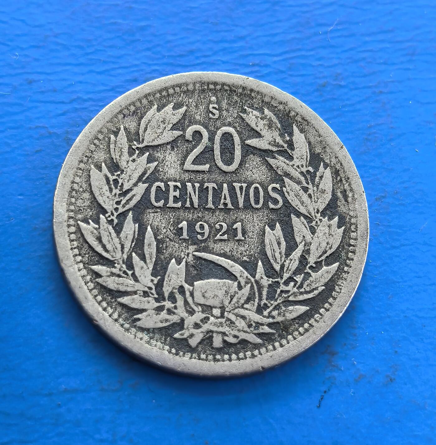 外国优质老铜币高银银币，周六九点倒数截拍，满百包邮，持续收拍 智利1921 年20 分，正面安第斯神鹰（智利象征，彰独立精神），背面麦穗环饰面值，隐现锤镰符号（映时代思潮）。铜镍包浆载百年痕迹，设计融国家标识与社会脉络，见证共和期变迁。南美地域小众，存世稀见，是解码拉美历史、收藏异域符号的独特标的 。