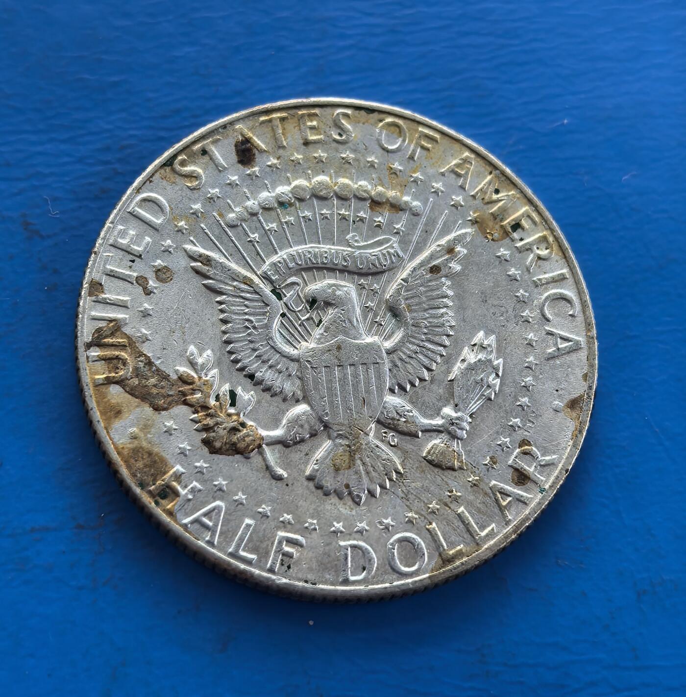 外国优质老铜币高银银币，周六九点倒数截拍，满百包邮，持续收拍 肯尼迪1969 年半元银币，为纪念遇刺总统发行，属早期银质版（后改铜镍合金）。正面肯尼迪肖像、背面国徽，凝萃 60 年代美国社会记忆。银币材质因时代更迭更显珍稀，承载历史厚重与币艺价值，是美国纪念币收藏标志，解码美式文化与时代脉络的独特载体 。