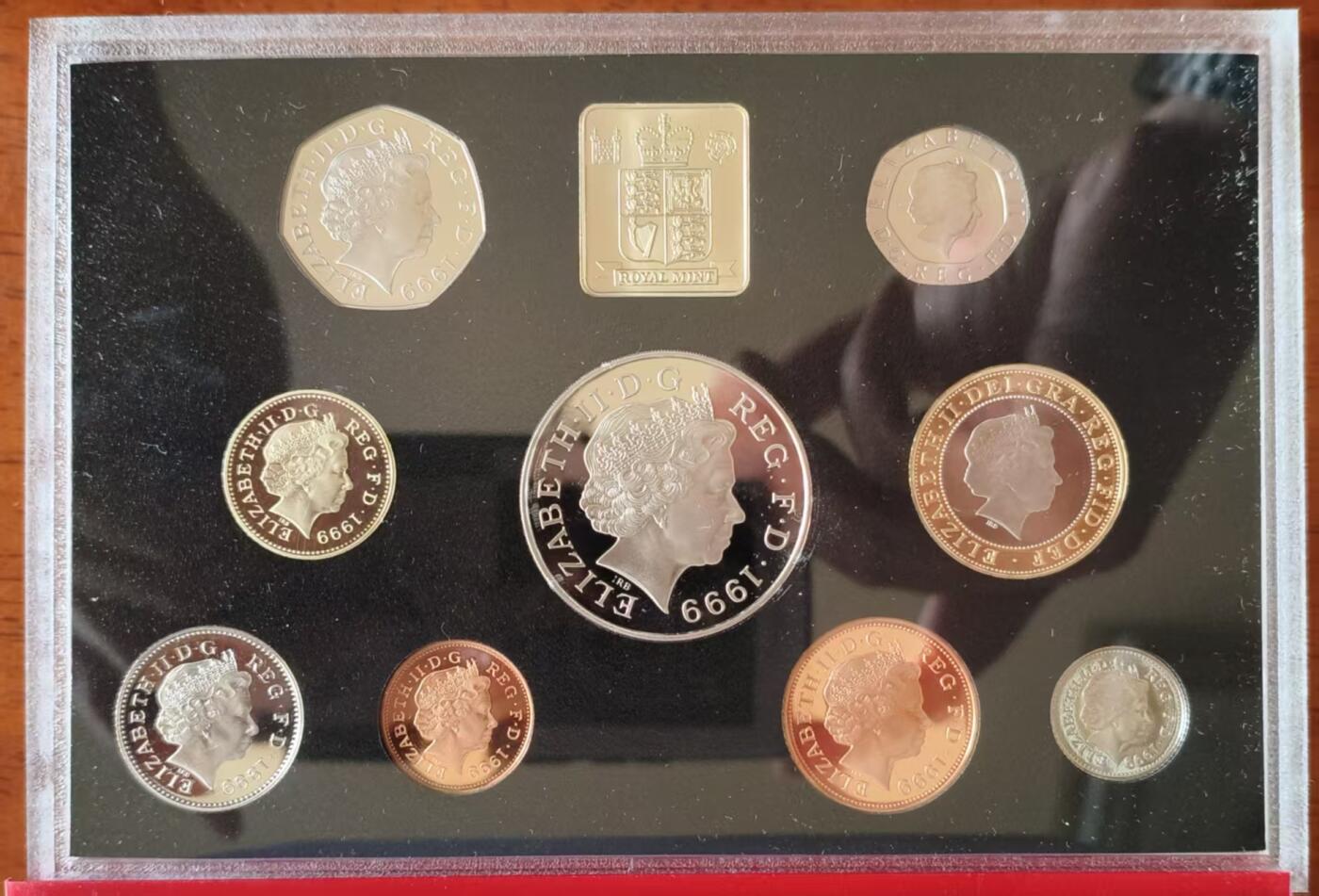 ❤️【币观天下】❤️ 第337期钱币拍卖- 2026.1.2周五晚上6点半场-长期征集拍品 英国1999年红本精制套币 人民的王妃戴安娜五镑 橄榄球世界杯两镑和苏格兰立狮一镑