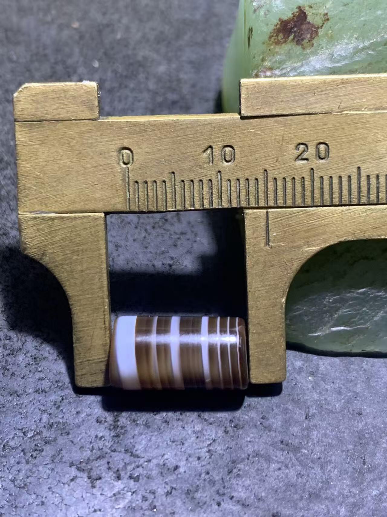 药师玛瑙直桶随形桶珠一颗，