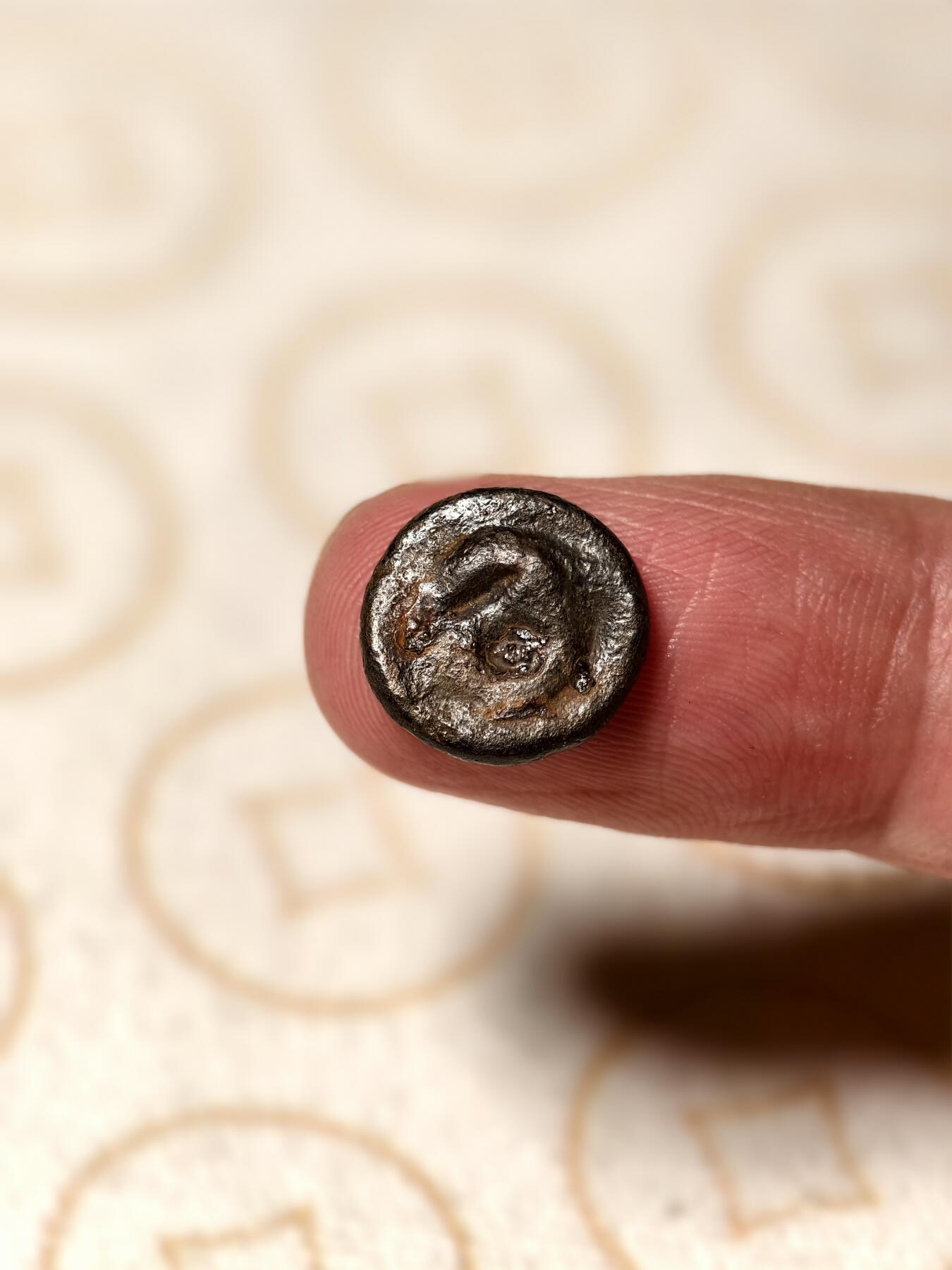 抚柳草堂-第五期章牌钱币（元旦欢庆场） 奖章勋章限时免佣 满百包邮 放漏专场 三佛齐王国末期至满者伯夷王国早期打制小银币 1.8g重正面有檀香花徽记，背面爪哇岛文，面值1 Unit或称Masa