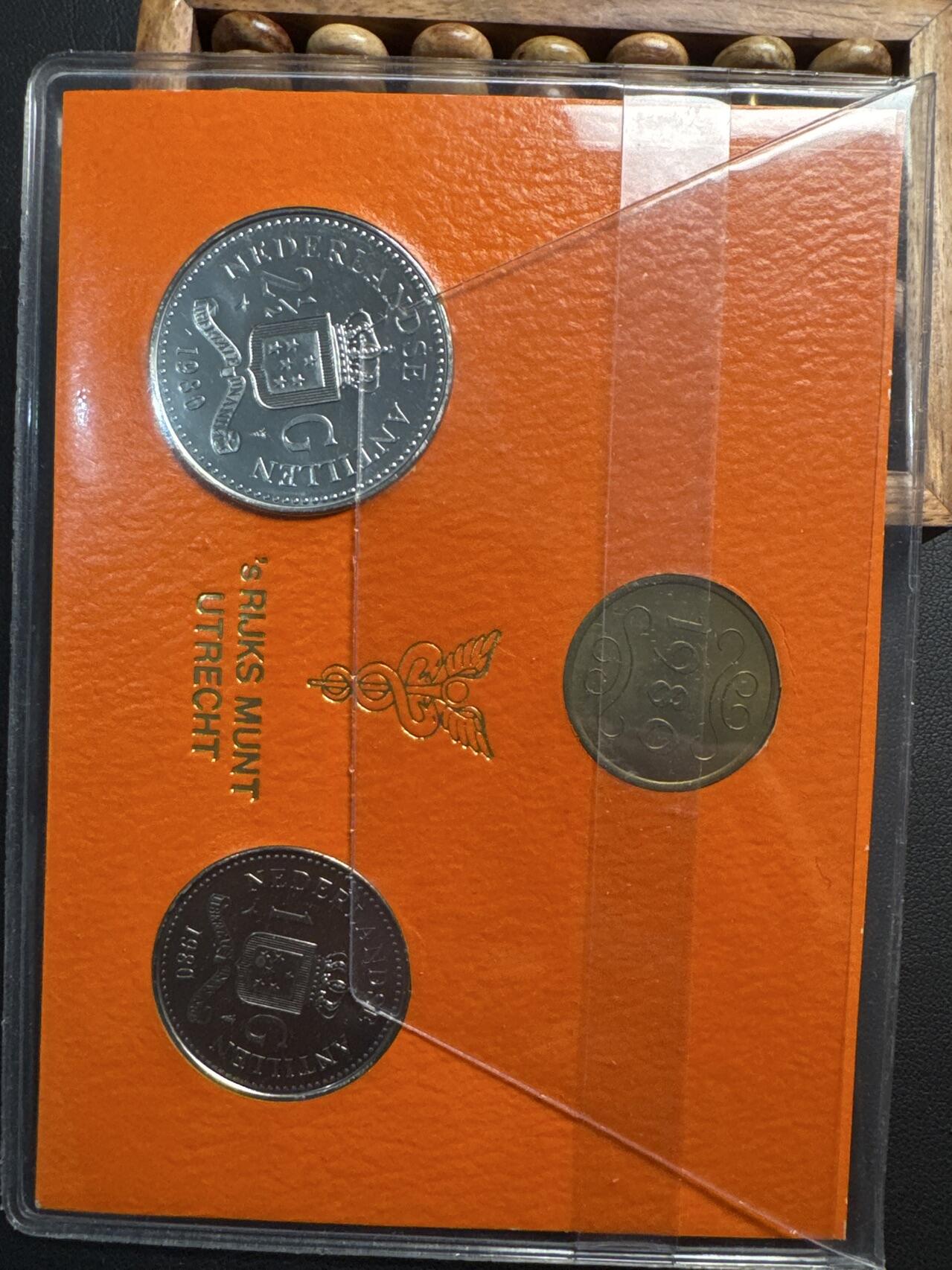 ❤️【币观天下】❤️ 第337期钱币拍卖- 2026.1.2周五晚上6点半场-长期征集拍品 荷属安的列斯1980年发行造币厂原封1盾和2-1/2盾和1枚铜章