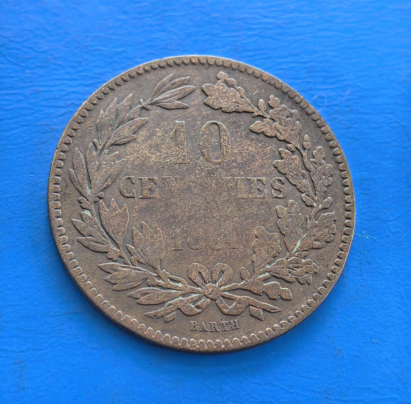 外国优质老铜币高银银币，周六九点倒数截拍，满百包邮，持续收拍 卢森堡大公国 10 生丁铜币，铸于君主制时期，正面花环融橄榄（和平）、橡树（力量）寓意，背面纹章凝王室威严。承载 19 世纪欧陆铸币工艺，存世因岁月流通渐稀。见证小国历史脉络，解码卢森堡过往，藏欧陆小众币艺韵味，是触摸君主制货币符号的独特标本 。