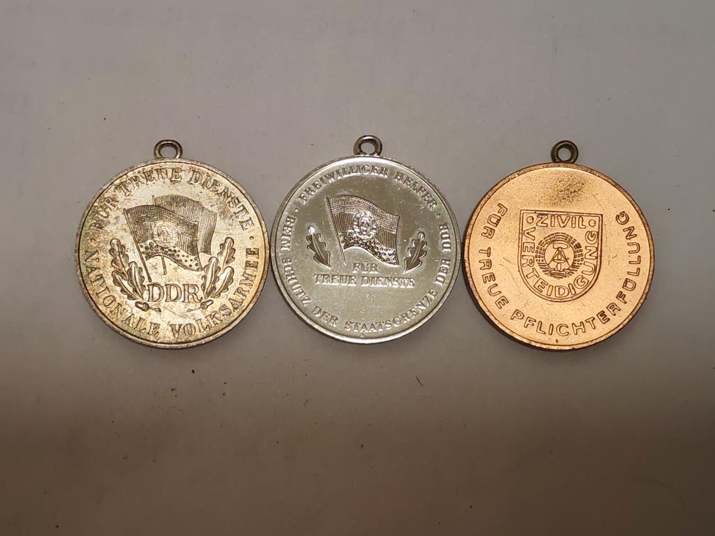 韵星假日拍卖第三十四期 -- Rimey Holidays Auction 34 民主德国奖章一组-- 国家人民军银级服务 志愿保卫国界 铜级民防