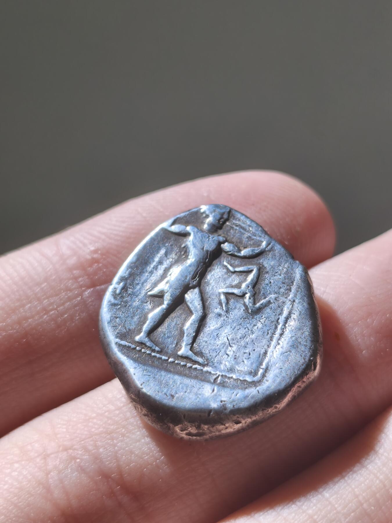 星盘世界钱币2026一月十日新年古典精品大拍 精彩纷呈 古希腊 潘菲利亚地区 公元前4世纪 奥运会摔跤手和投石手 10.7g斯塔特银币正面为两名摔跤手近身缠斗的写实图案